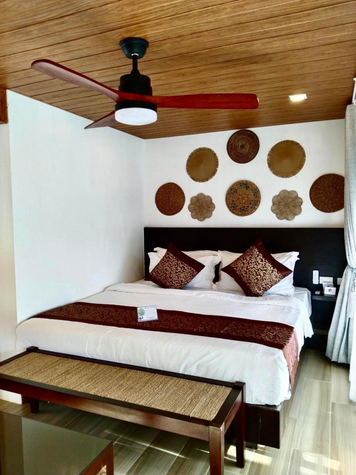 Deluxe King Suite - Photo 2