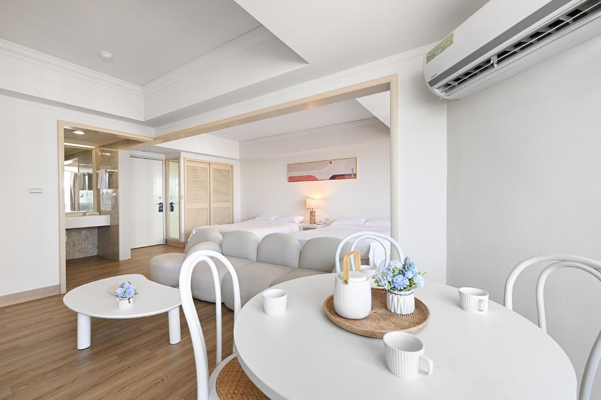 Deluxe Double Room with Side Sea View