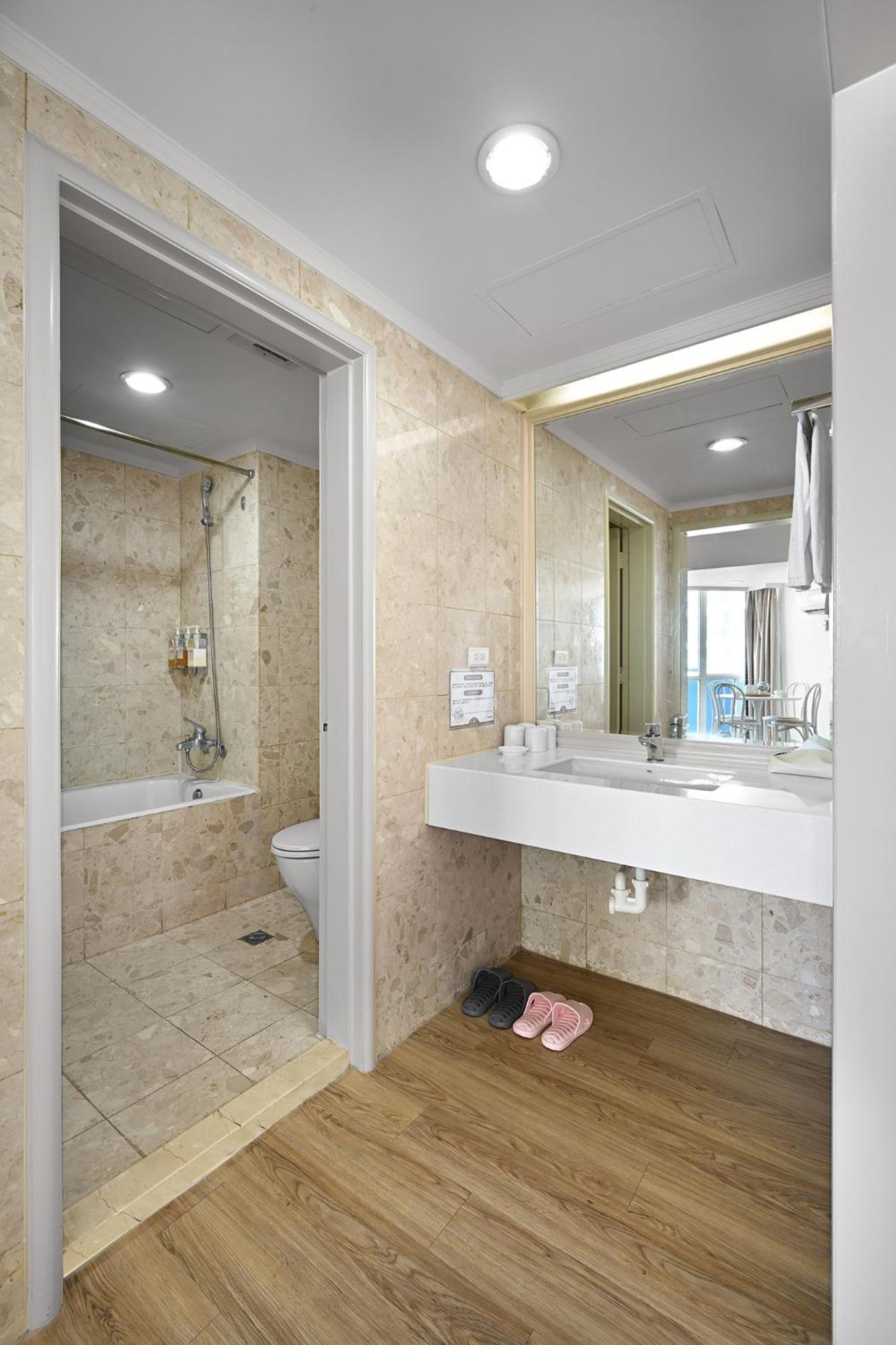 Deluxe Double Room with Side Sea View