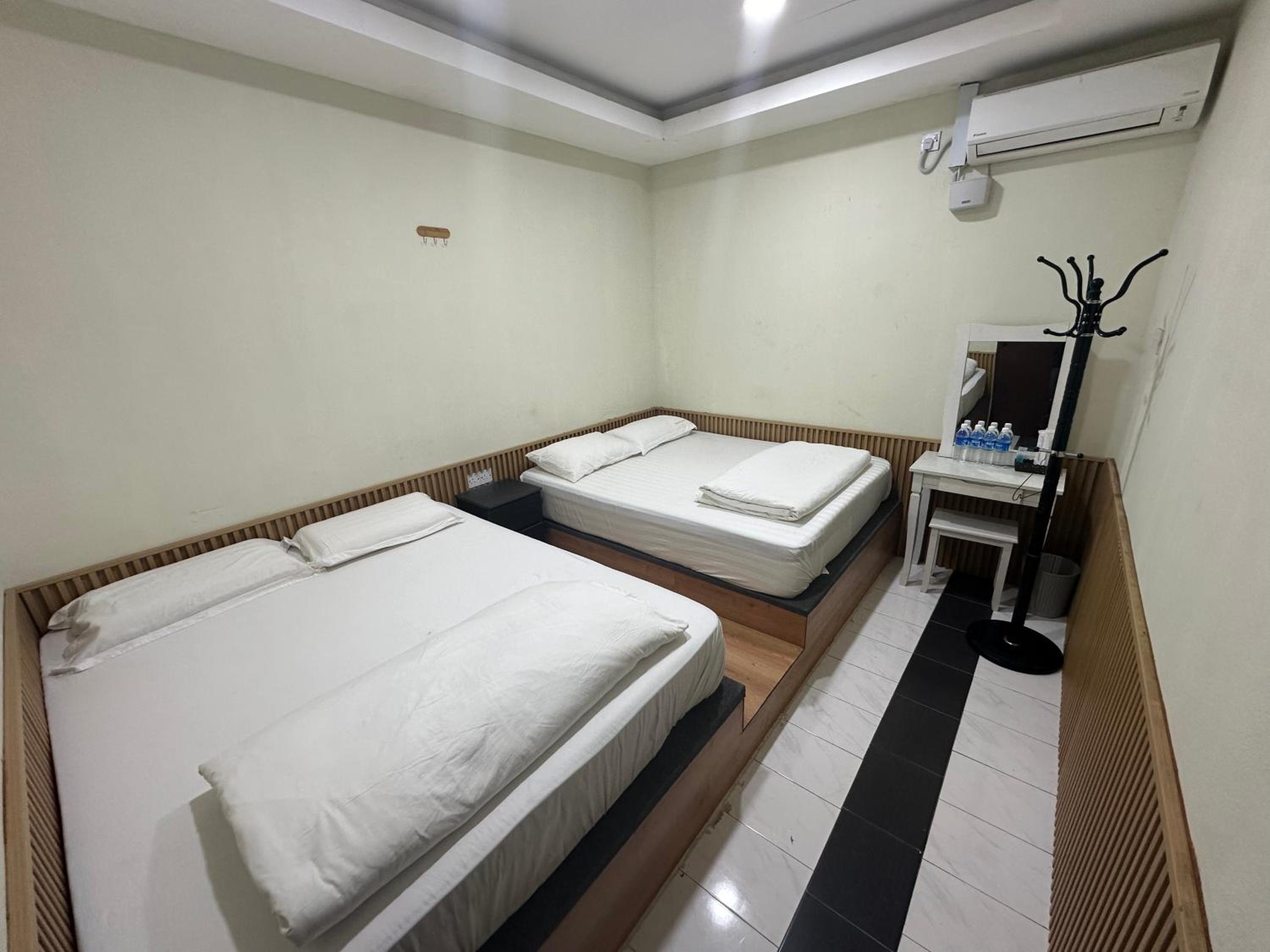 Twin Room - Photo 5