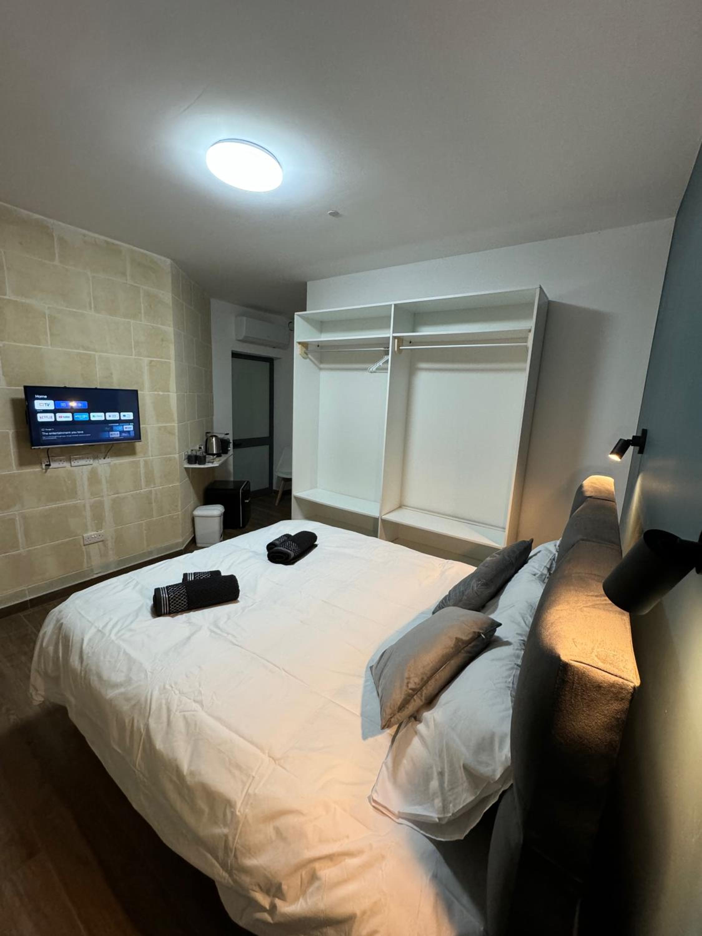 Double Room With Private Bathroom photo 3