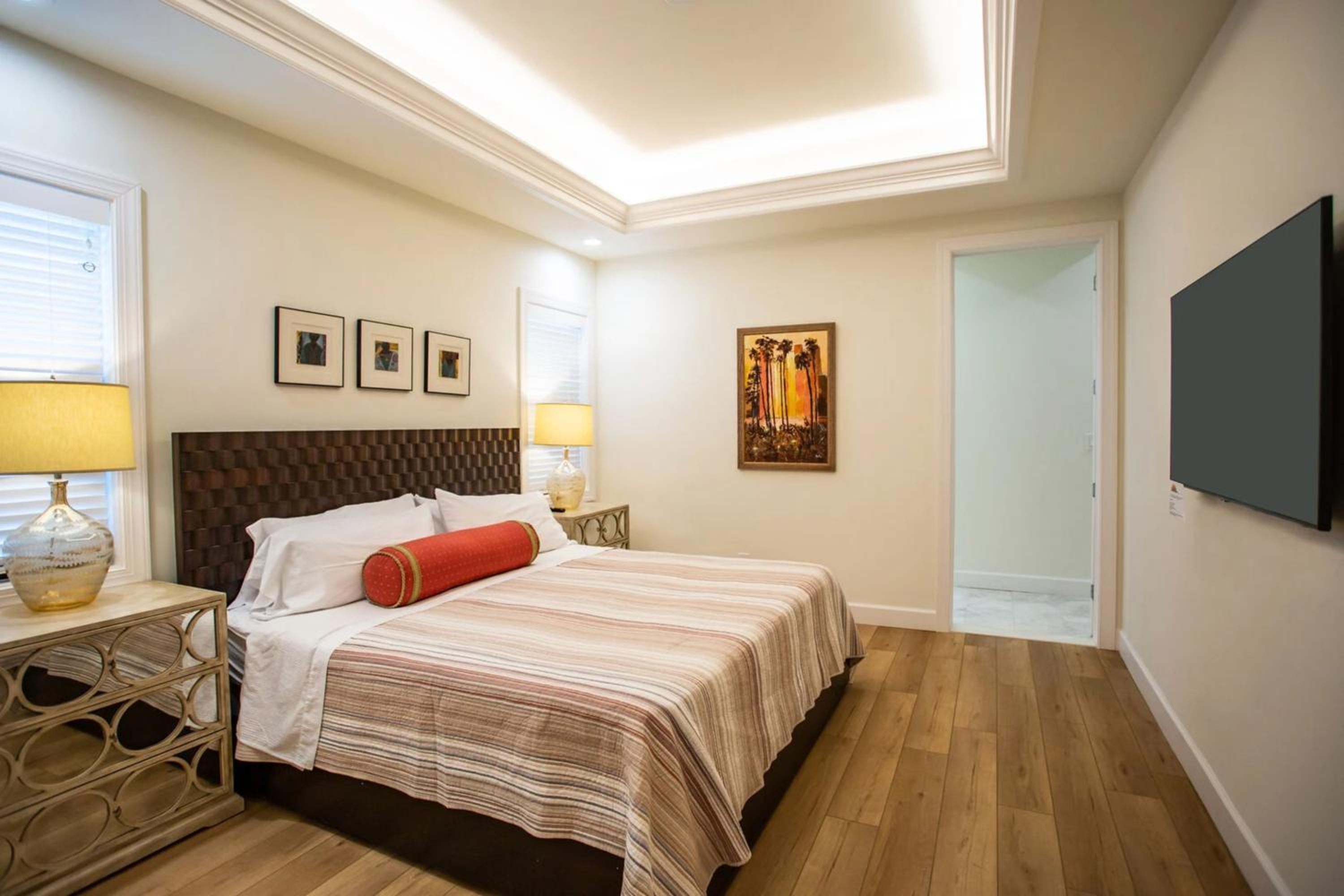 Five-Bedroom House photo 1