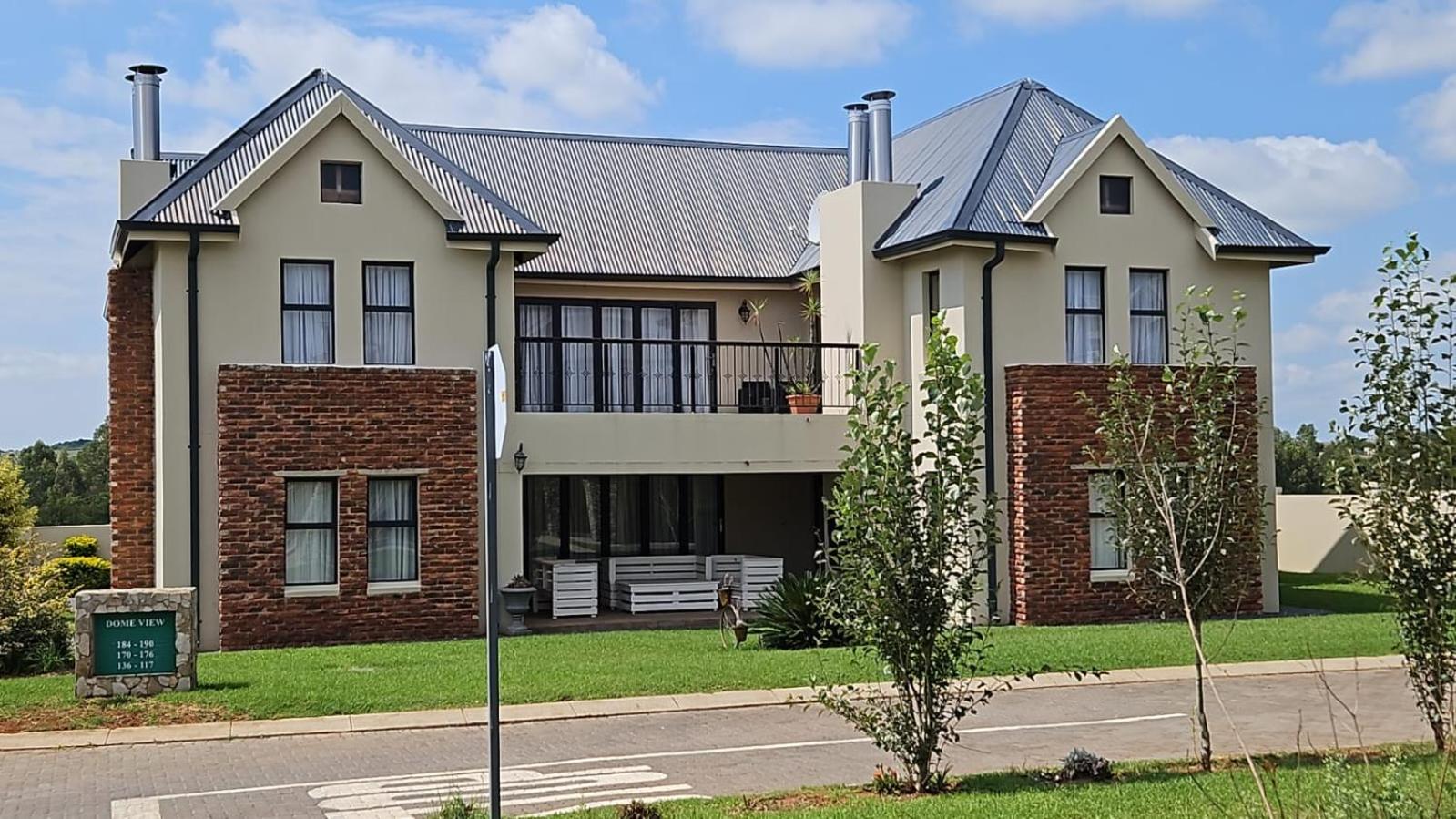 Five-Bedroom House photo 2