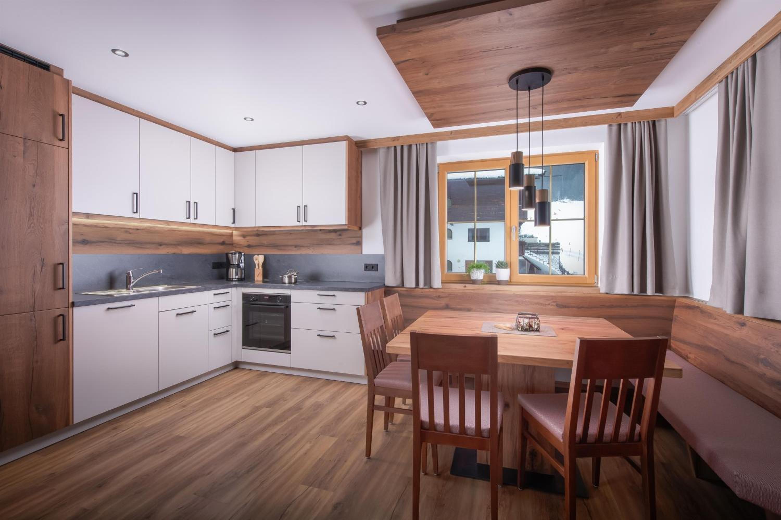 Three-Bedroom Apartment with Shower photo 3