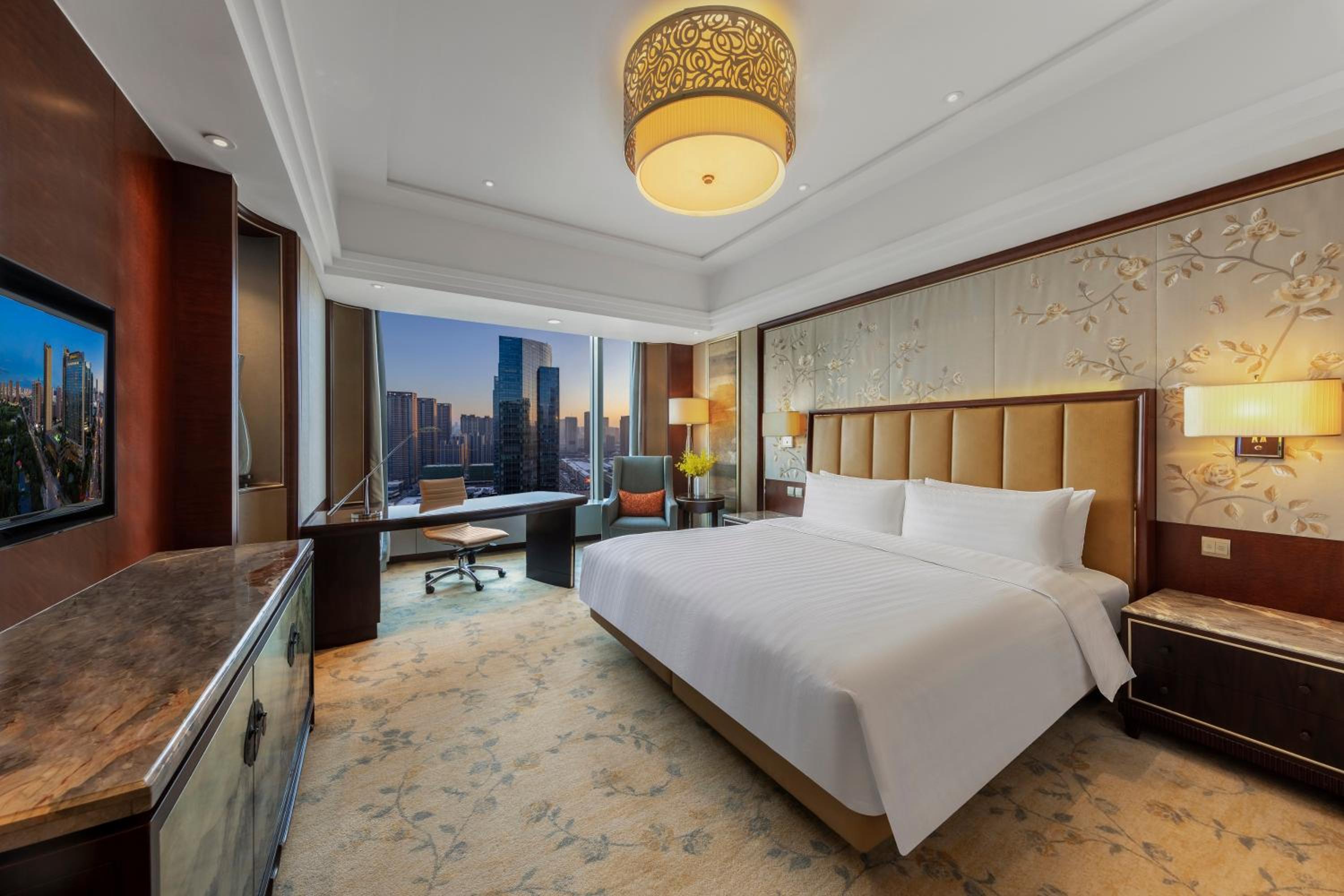 Deluxe King Room with City View