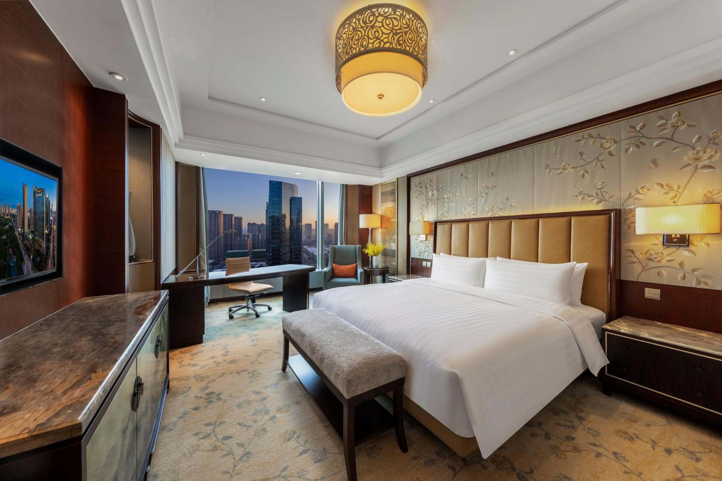 Horizon Deluxe King Room with City View and Lounge Access