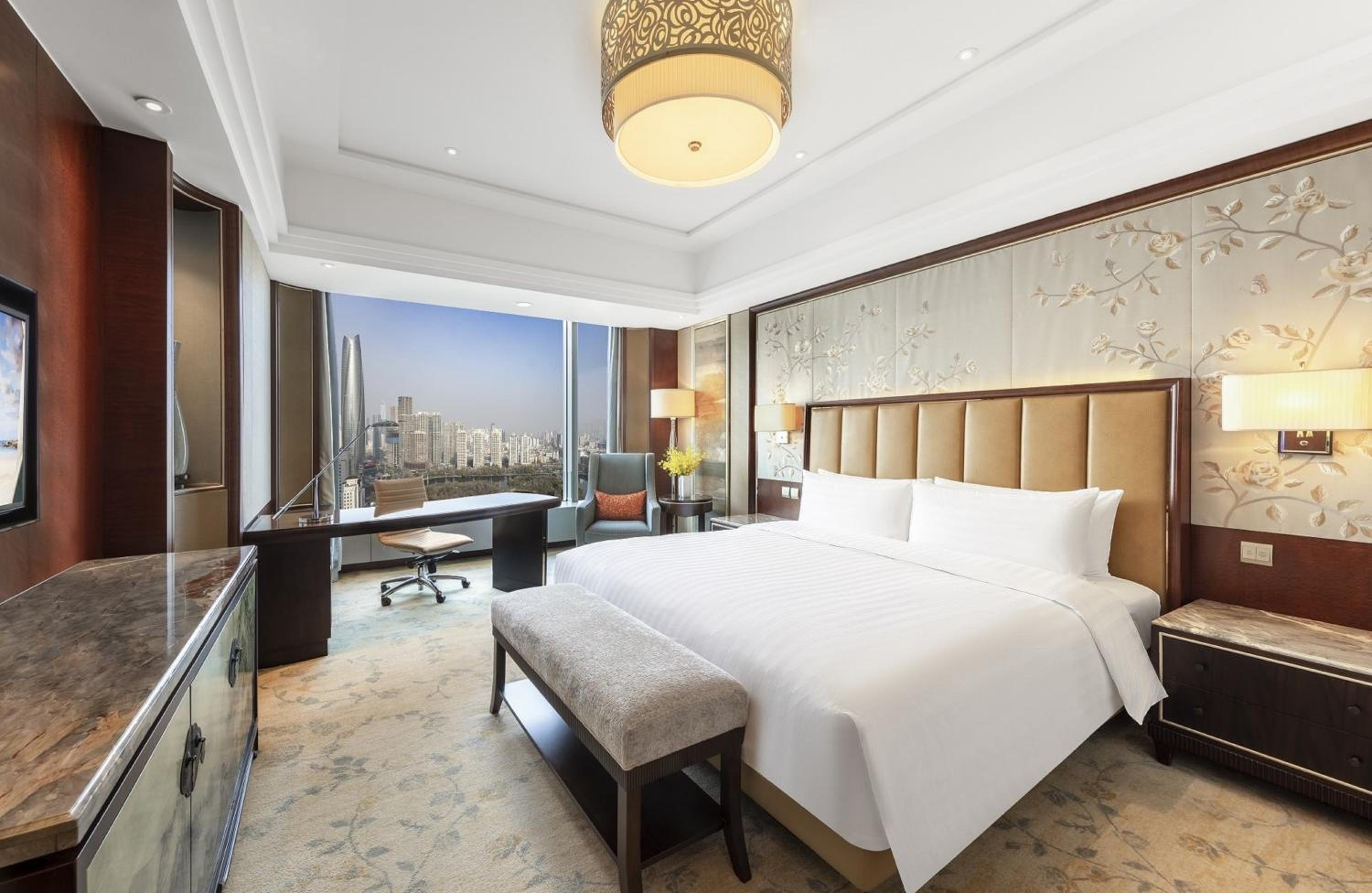 Deluxe King Room with Lake View