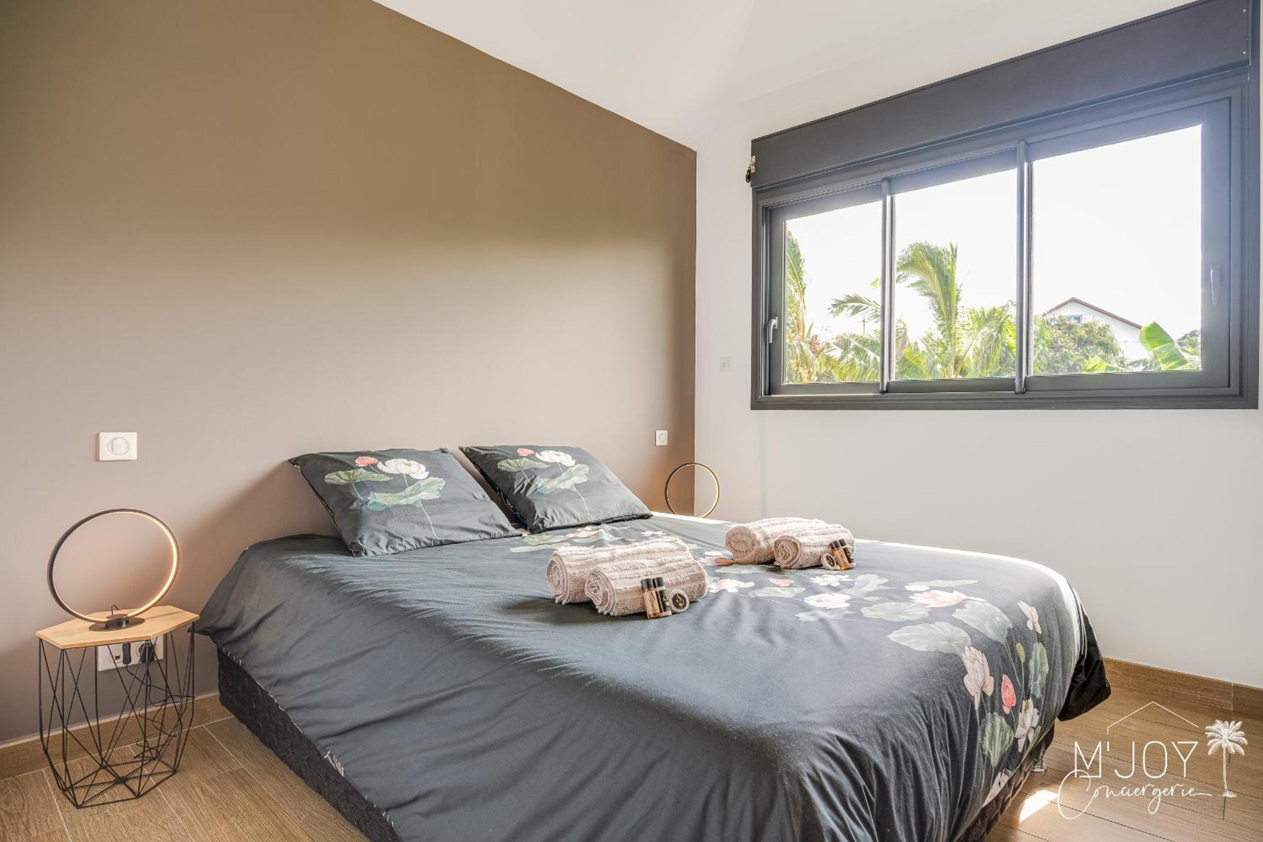 Five-Bedroom House photo 2