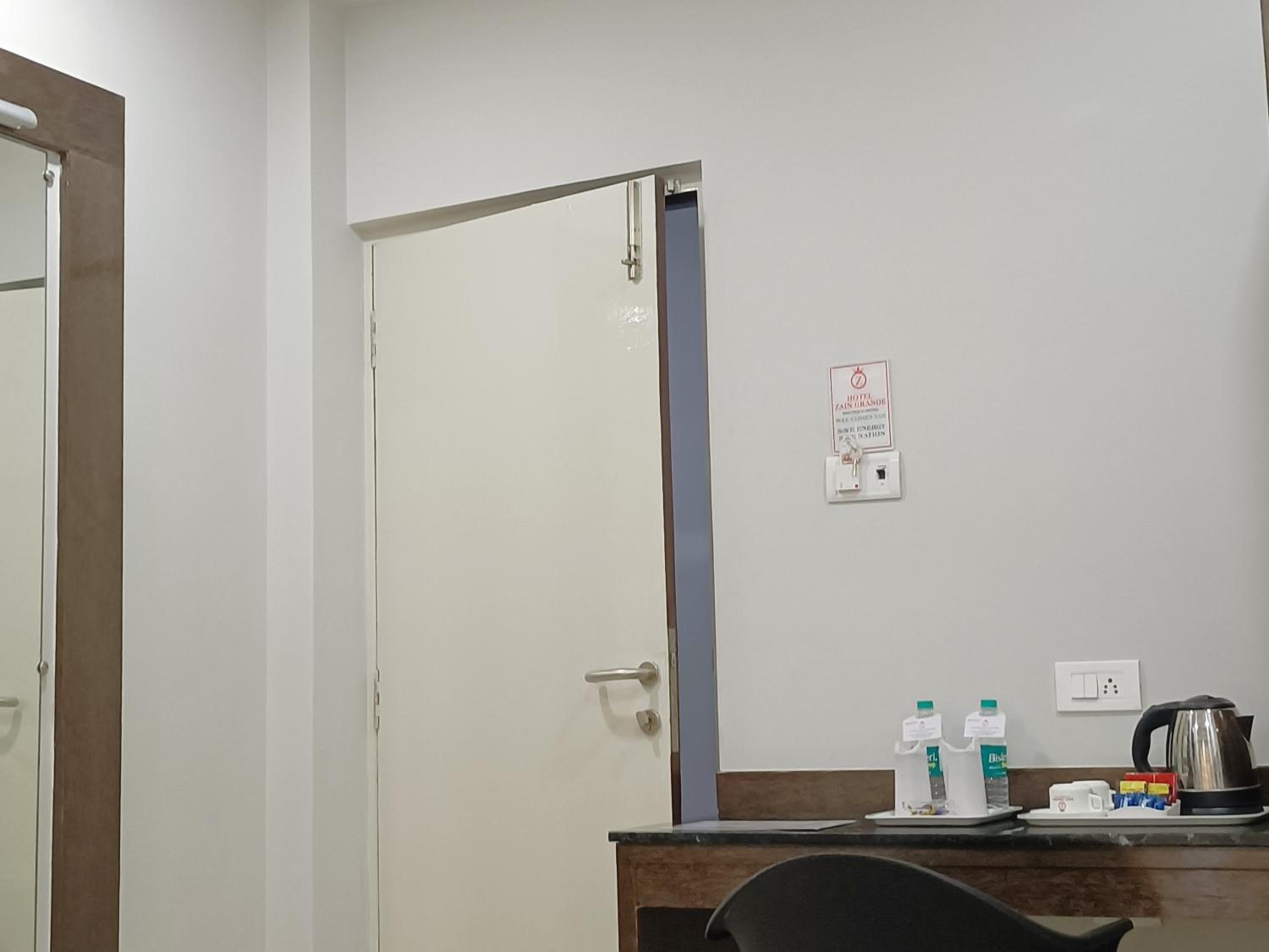 Deluxe Double Room (2 Adults + 1 Child) - Photo 1