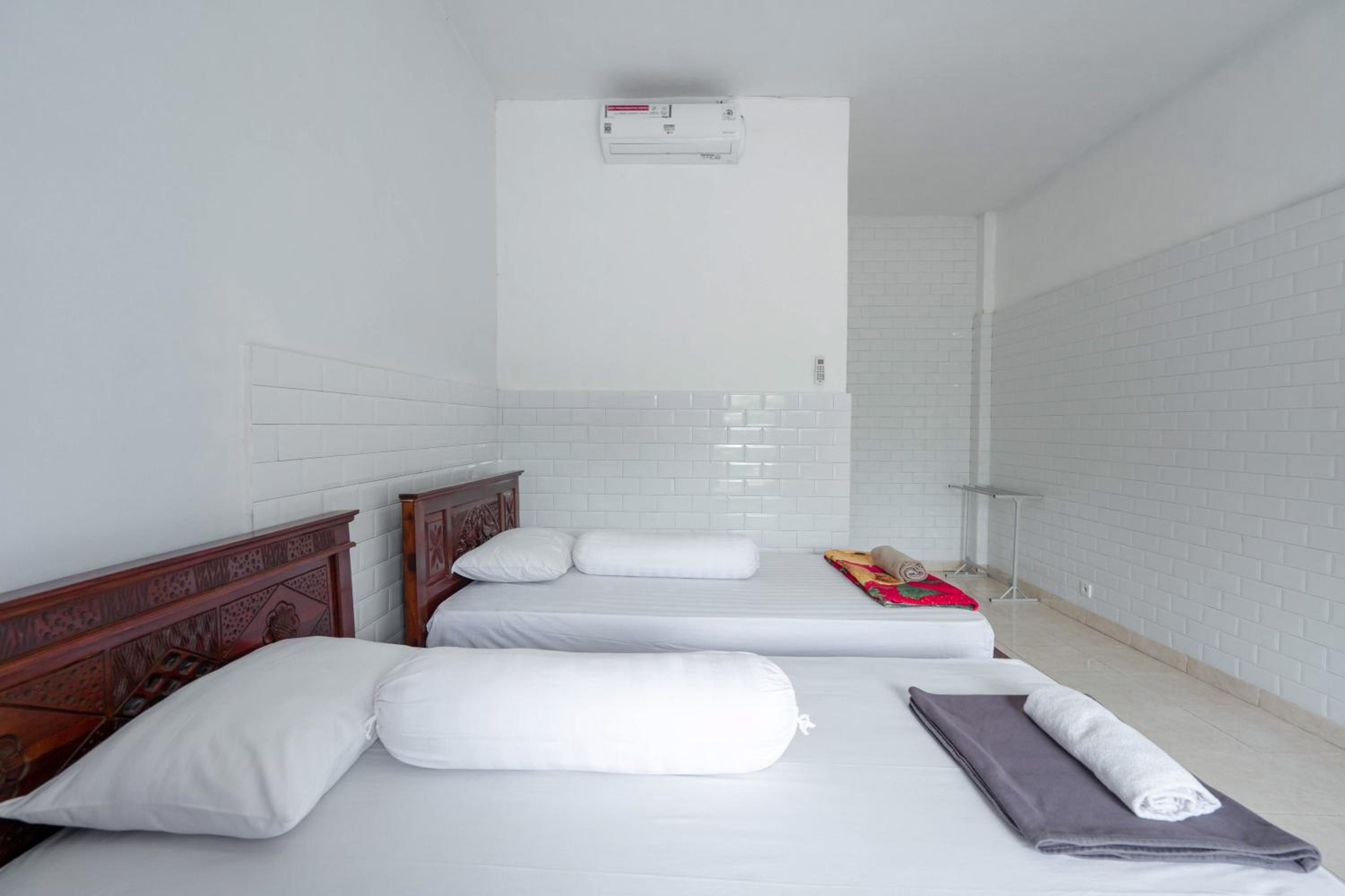 Twin Room - Photo 2