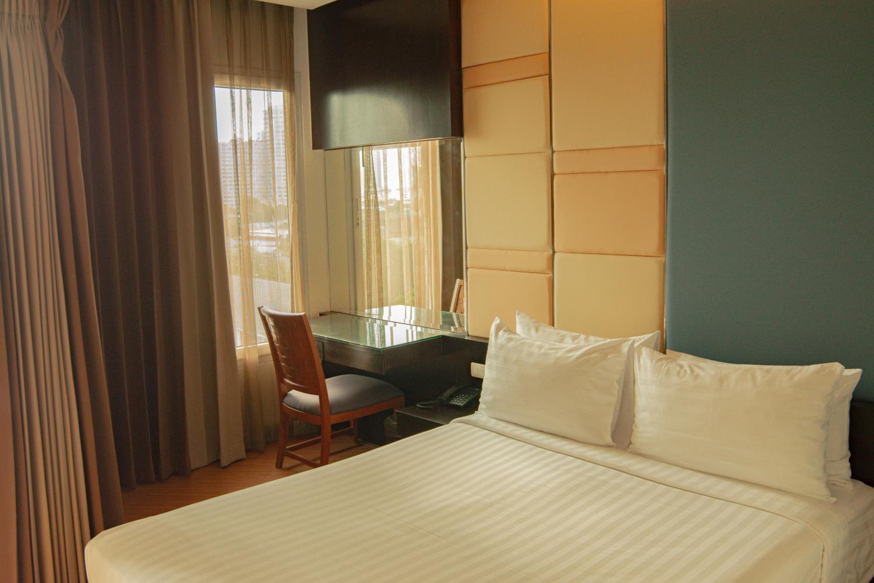 Deluxe Double Room with City View photo 2