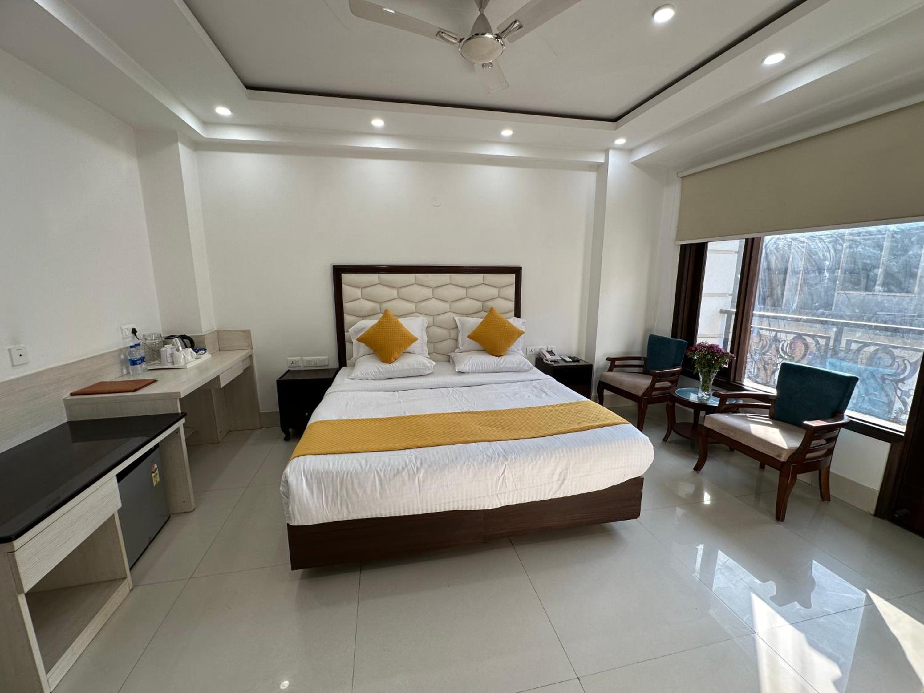 Deluxe Double Room with Balcony - Photo 11
