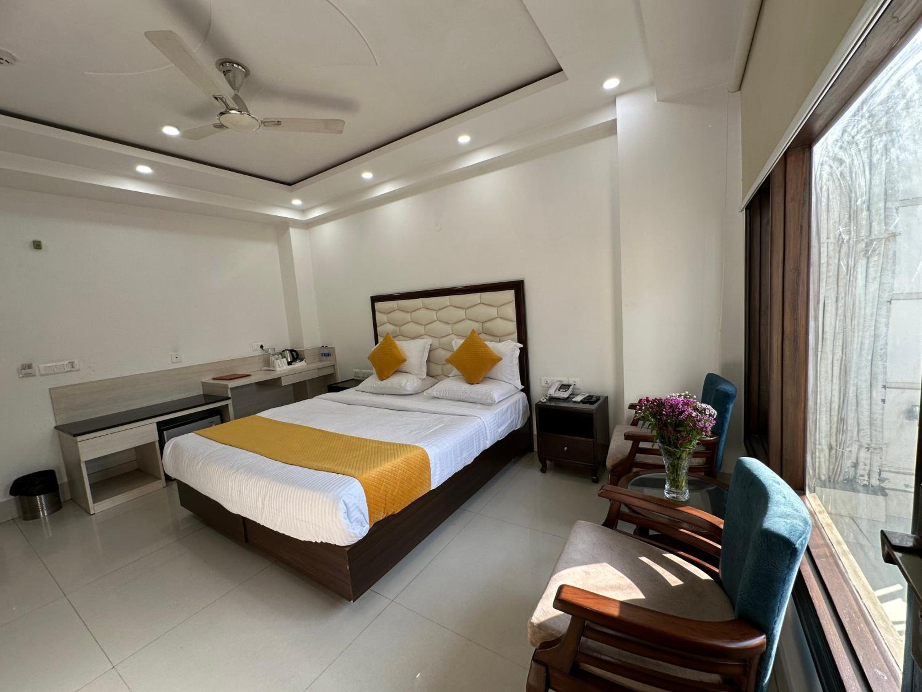 Deluxe Double Room with Balcony - Photo 1