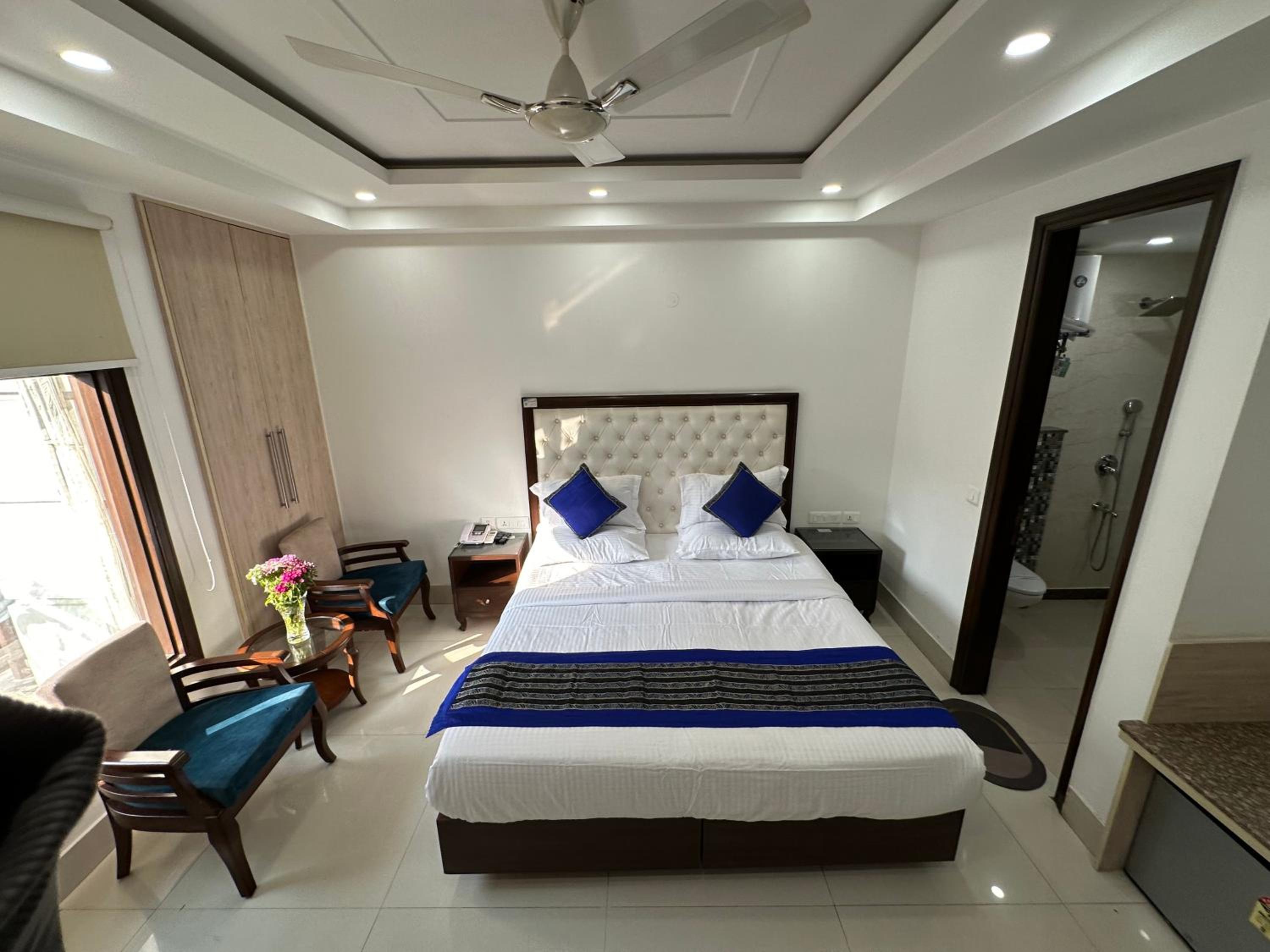 Deluxe Double Room with Balcony - Photo 10