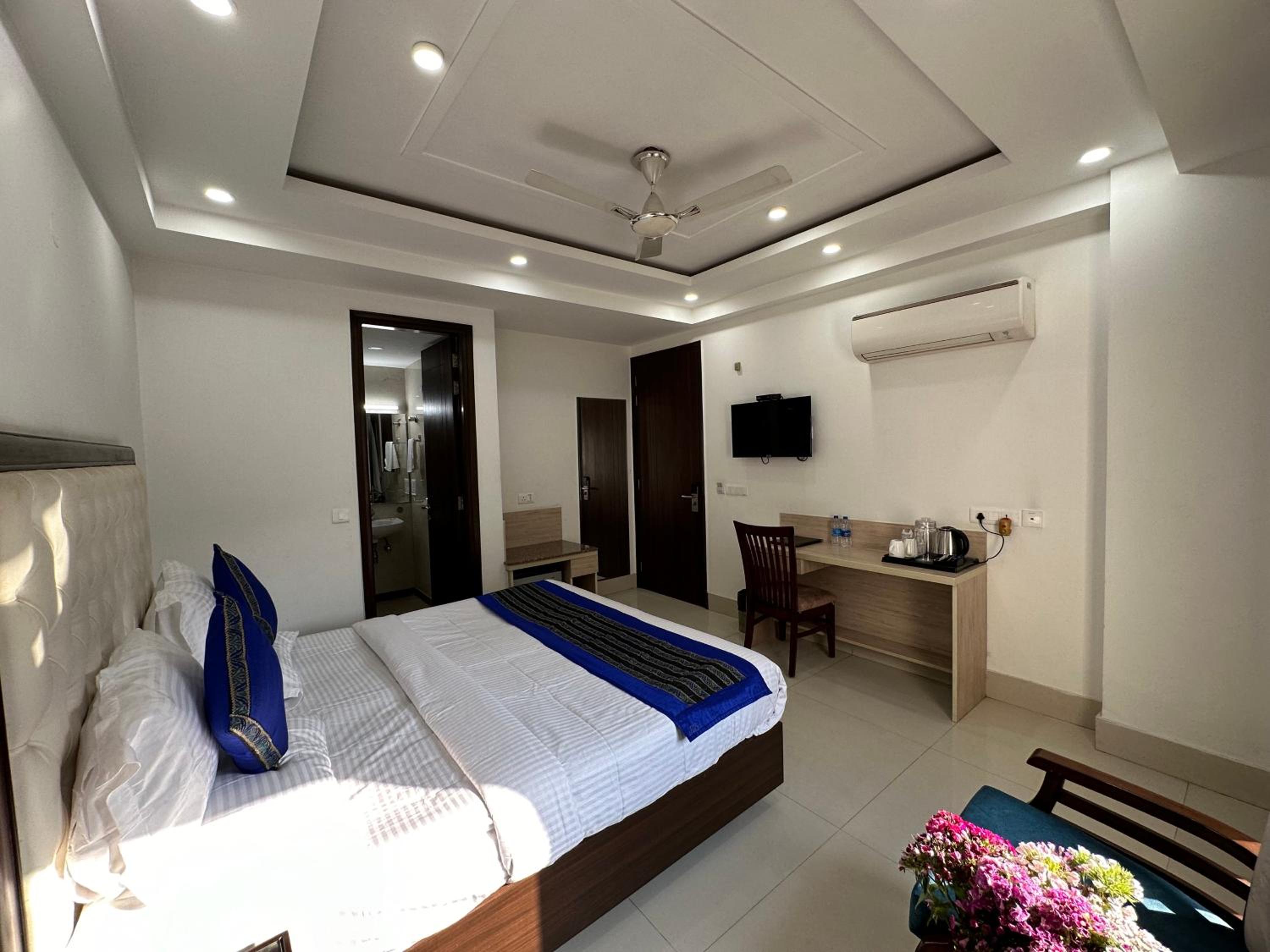 Deluxe Double Room with Balcony - Photo 9