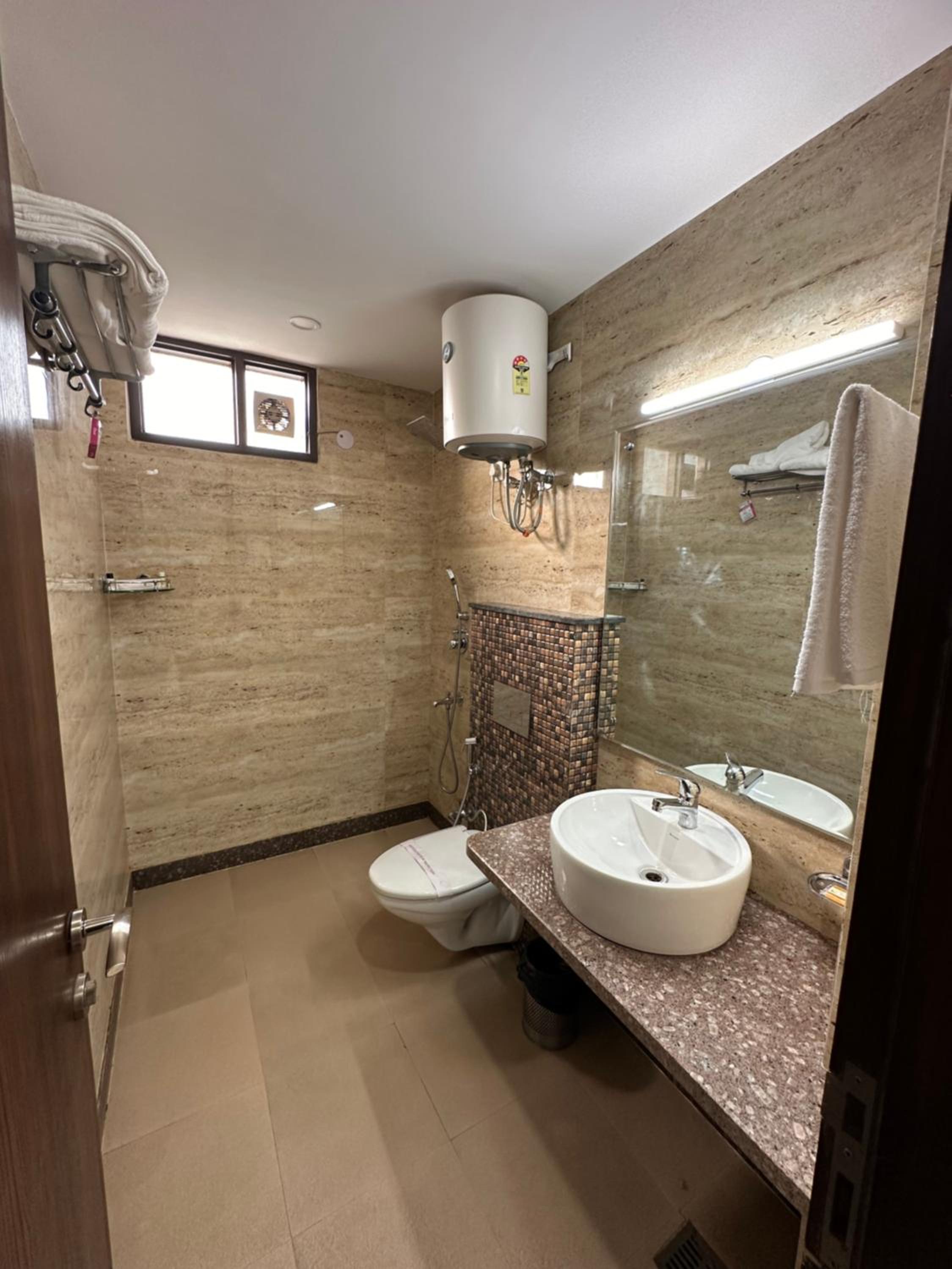 Deluxe Double Room with Balcony - Photo 8