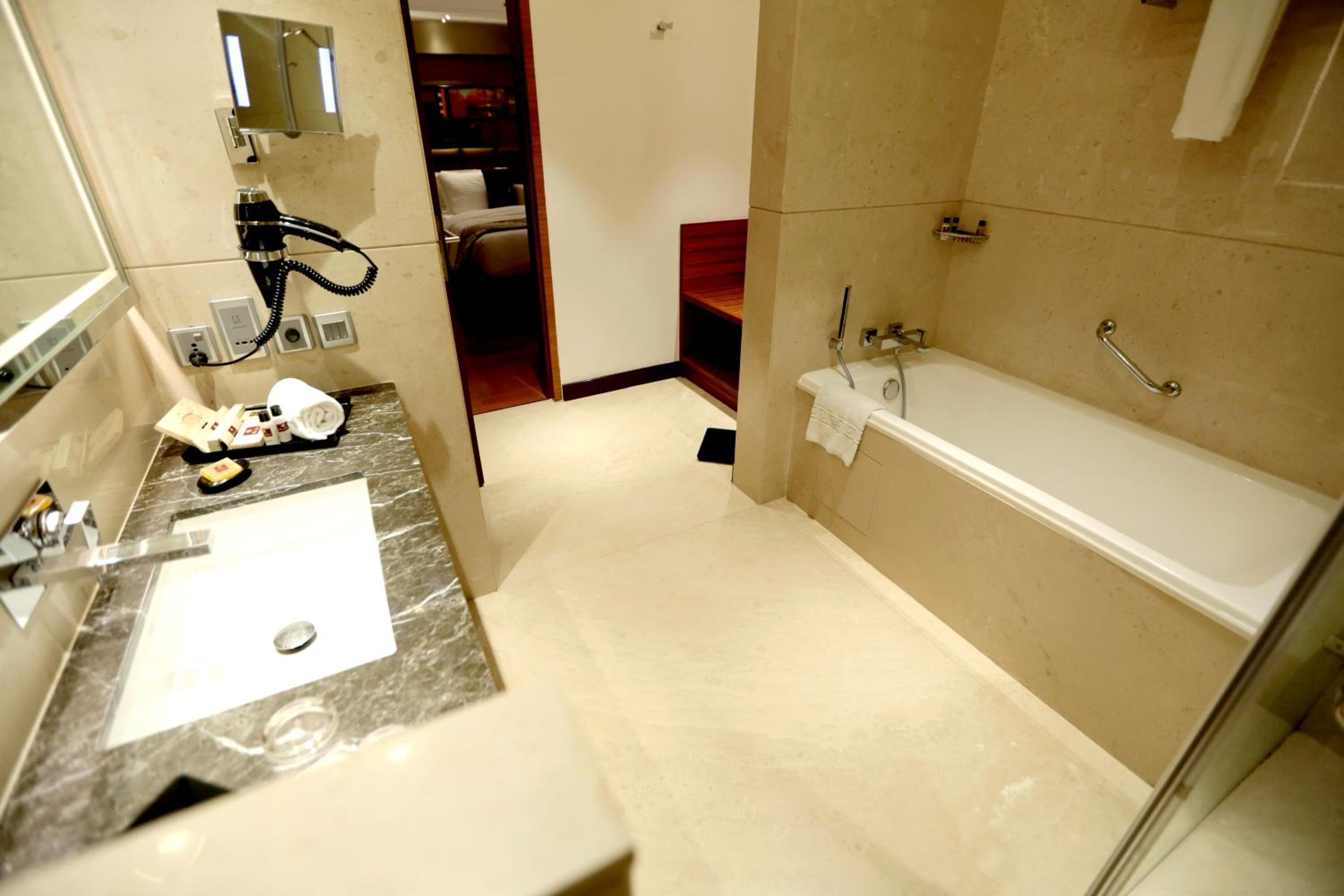 Deluxe Double or Twin Room with 10% off on Food & Beverages with a-la-carte selection   - Photo 5