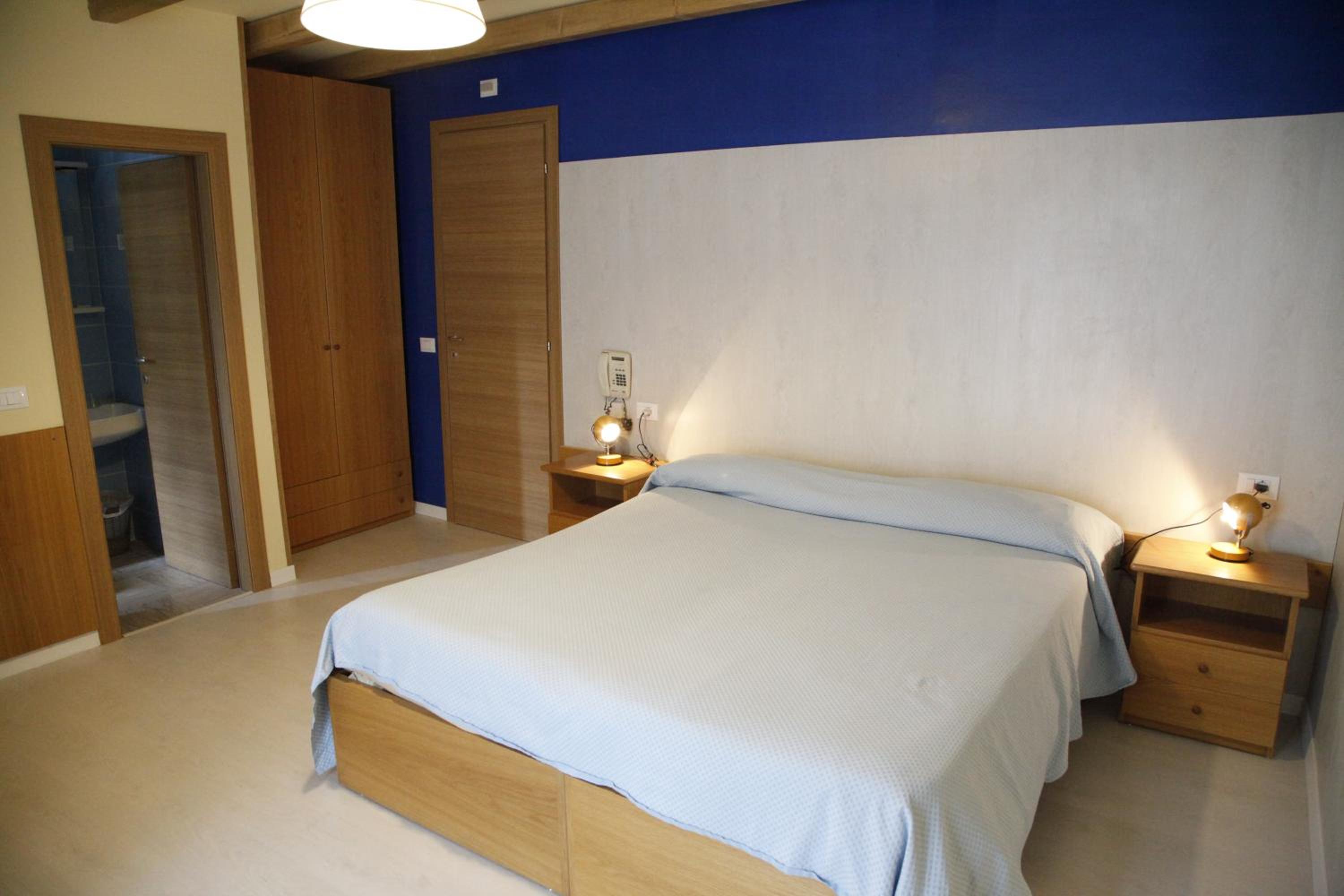 Double or Twin Room with Private Bathroom - Photo 3