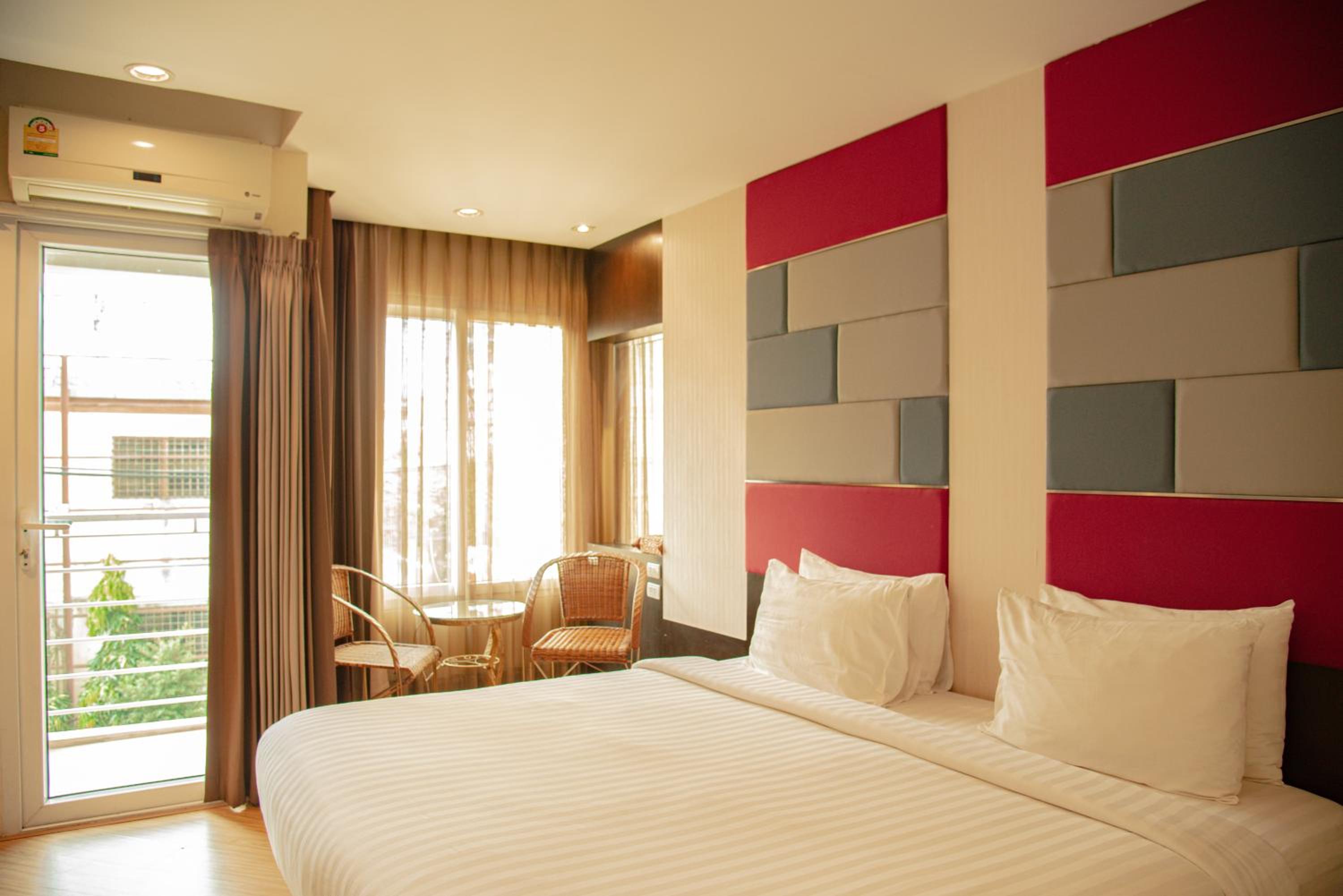 Superior King Room with City View photo 1