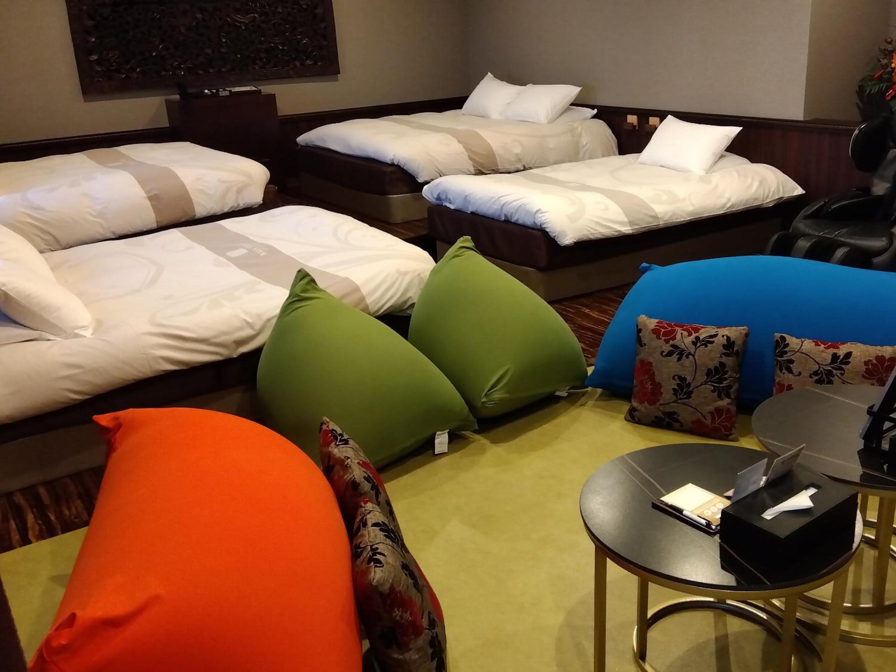 Executive Suite - 3 Queen Beds + Small Double Bed - Non-Smoking - Complimentary Club Lounge Access photo 1