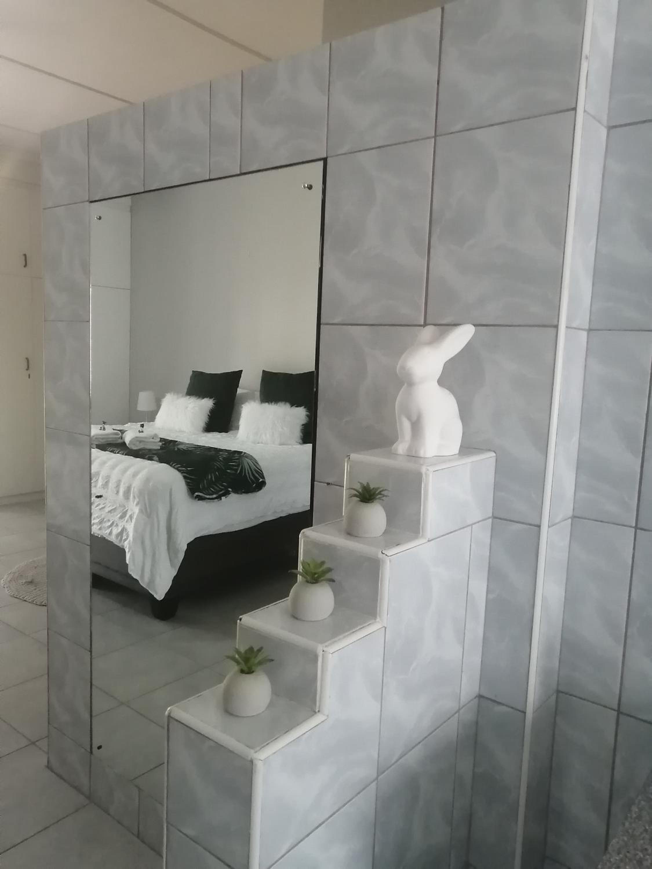 King Suite - Photo 13