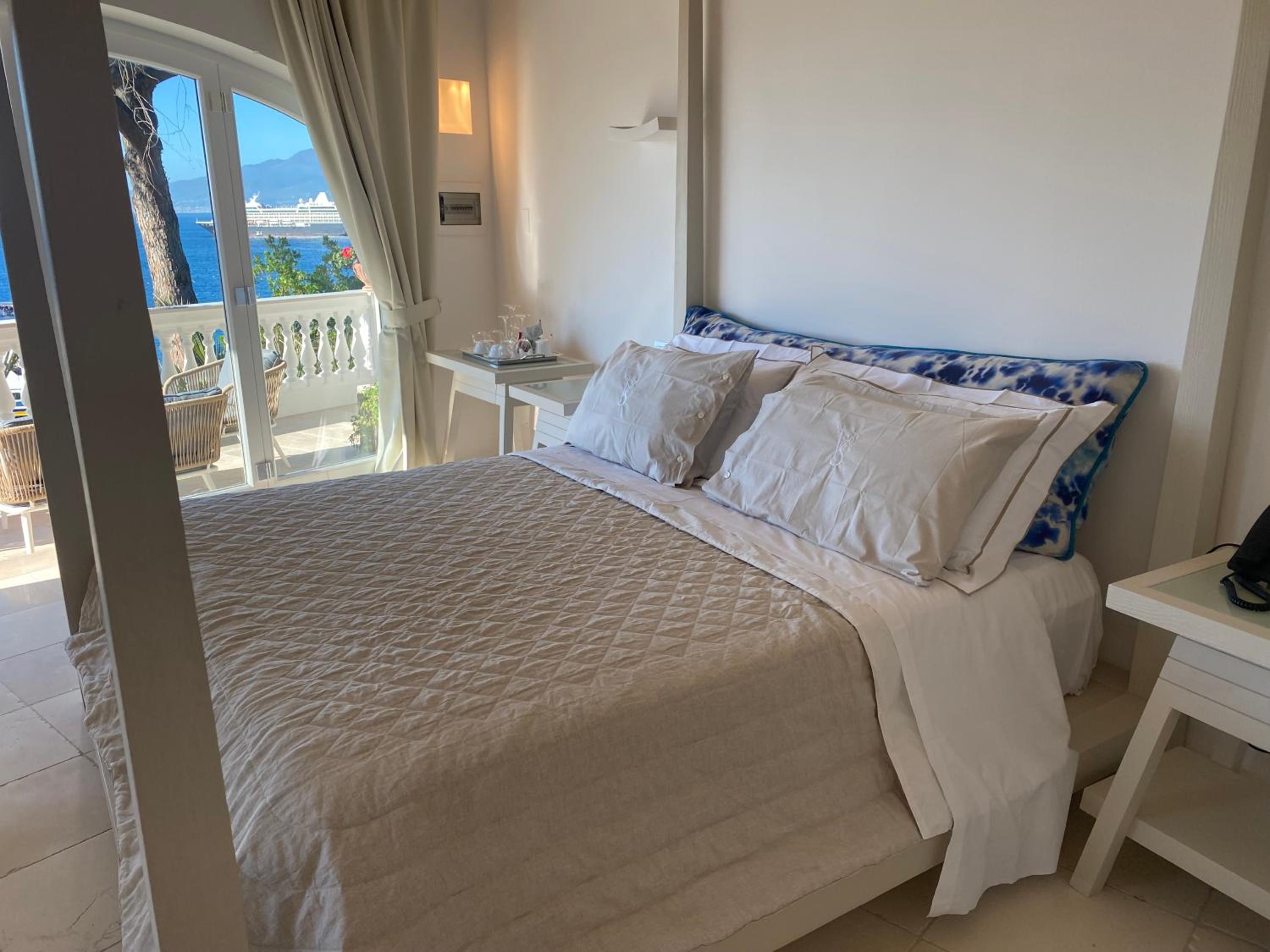 Deluxe Double Room with Balcony and Sea View