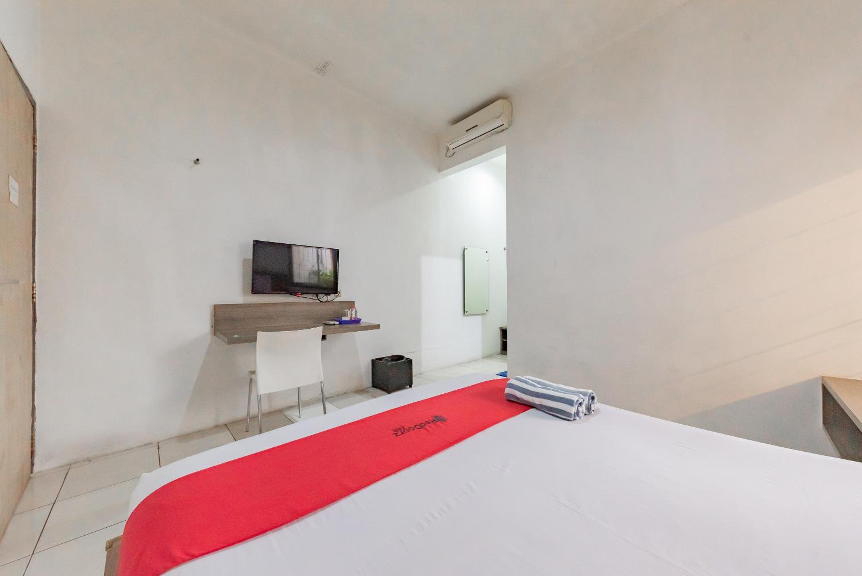 Deluxe Room - Photo 5