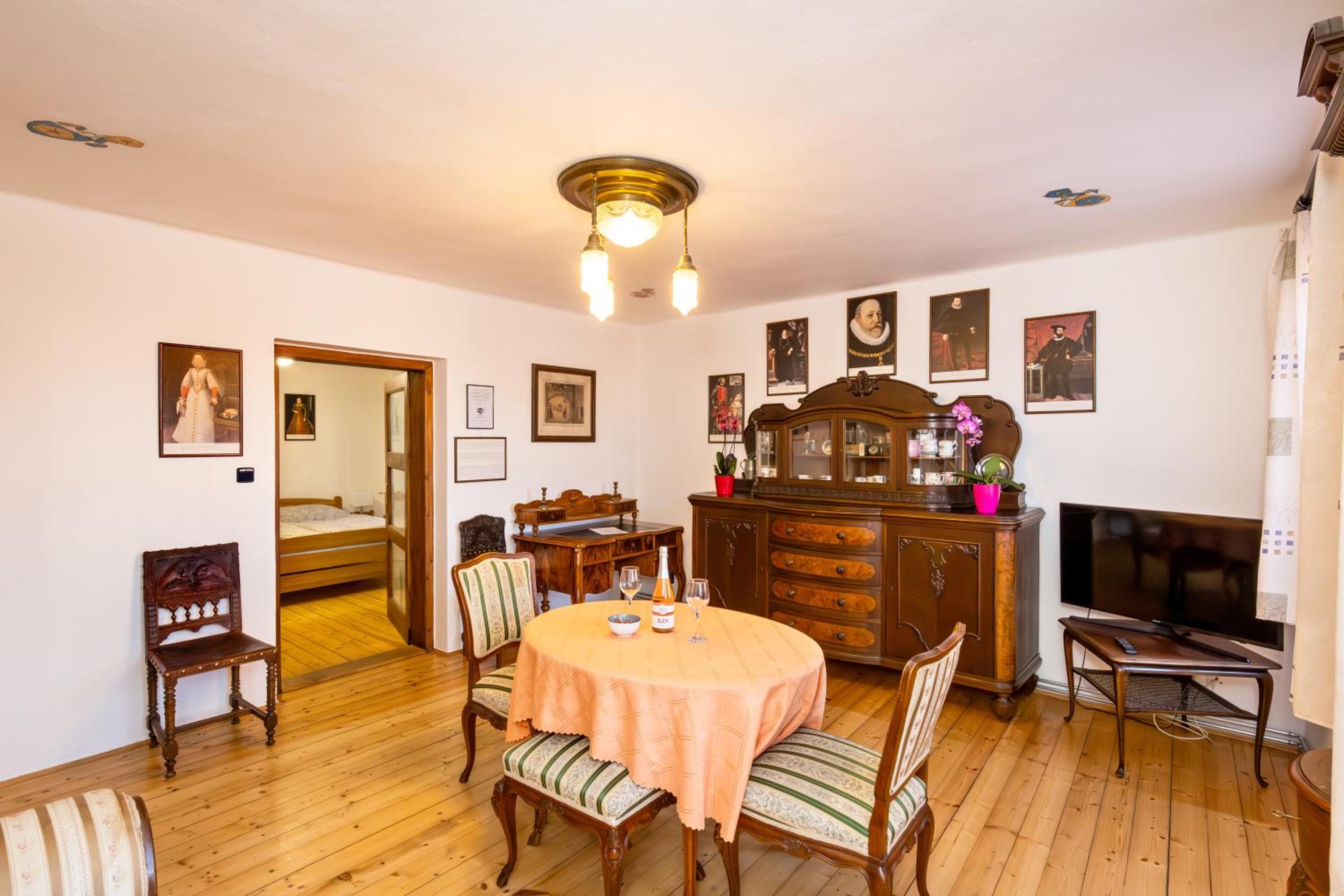 Suite - Photo 1