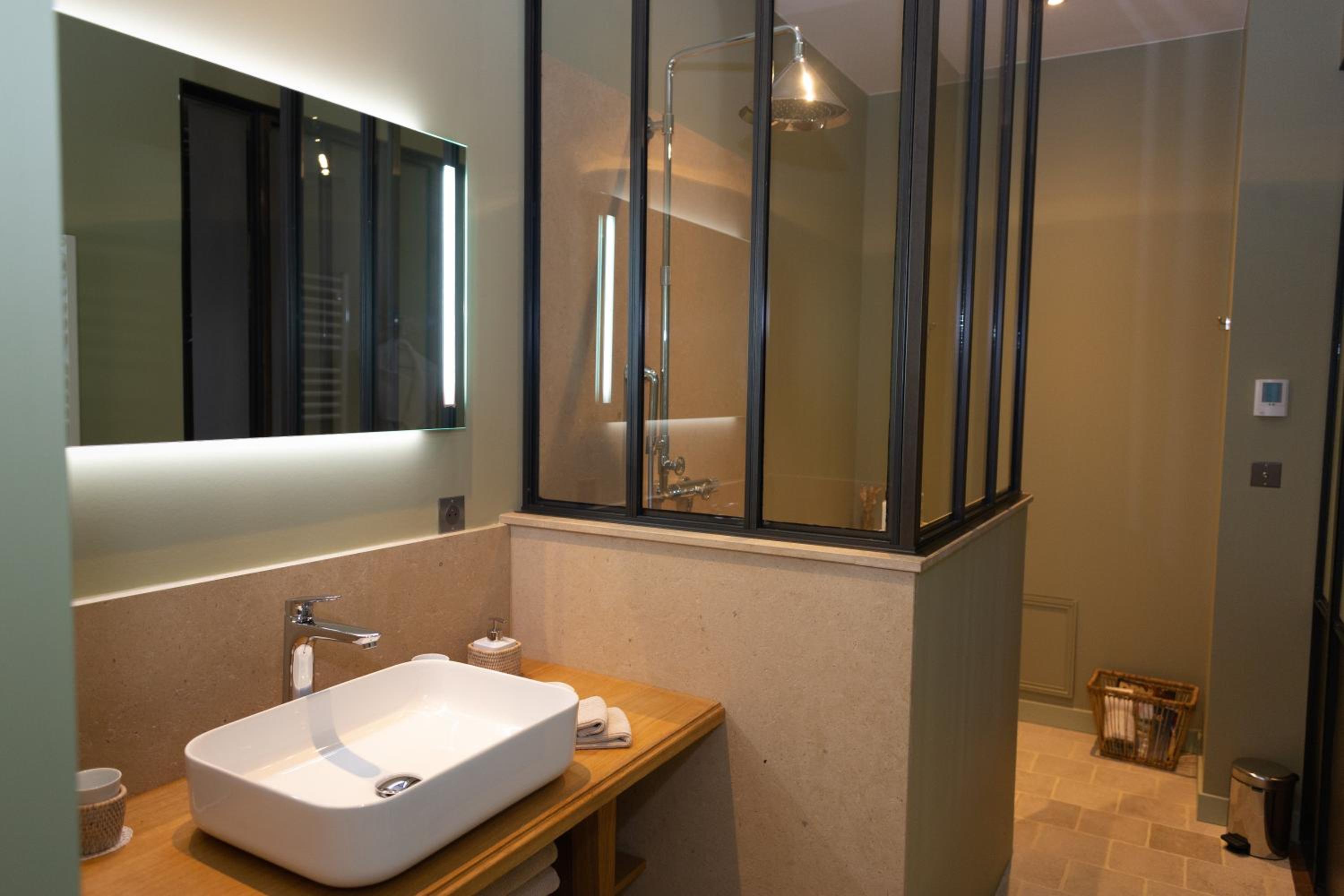Superior Suite - Photo 9