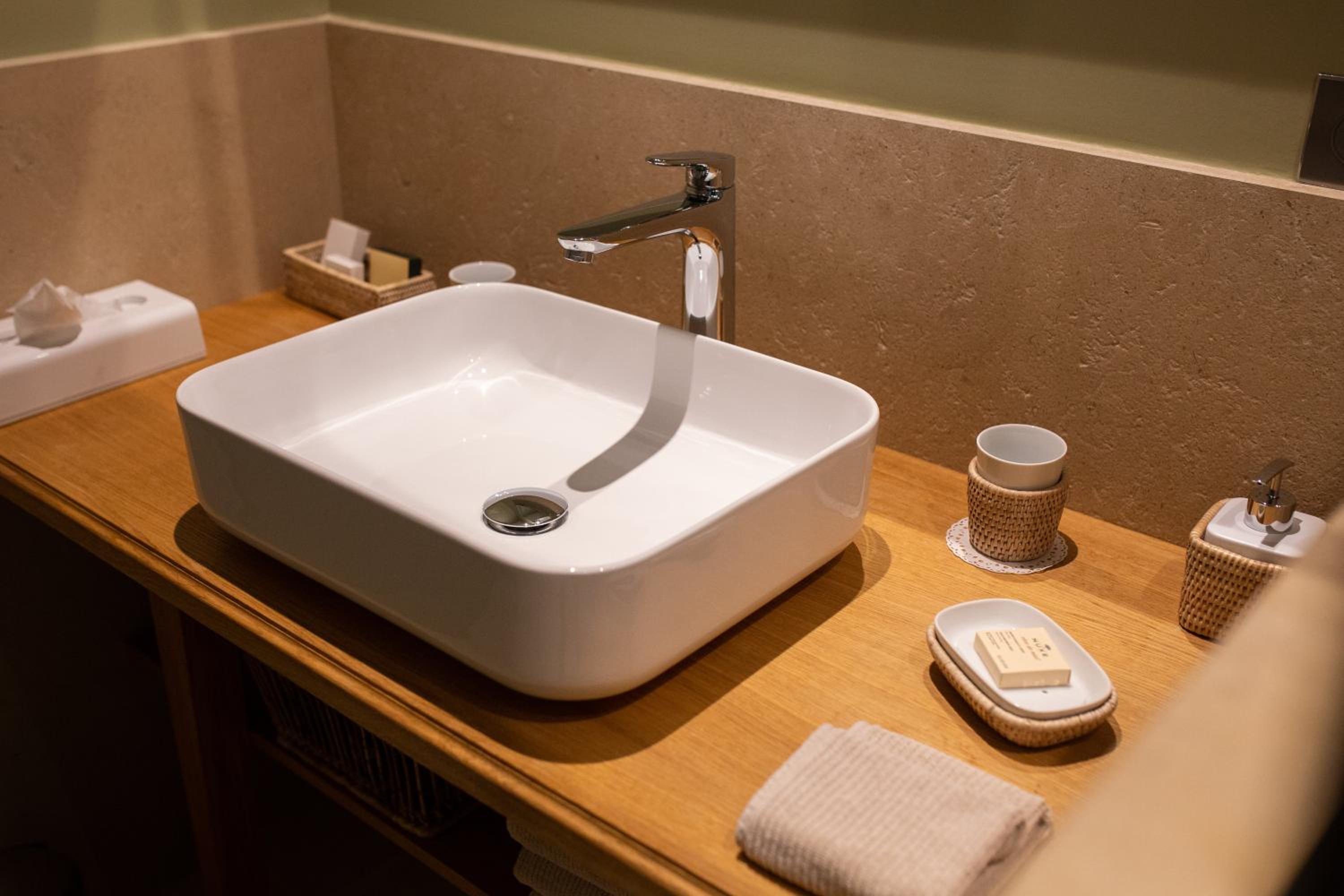 Superior Suite - Photo 11