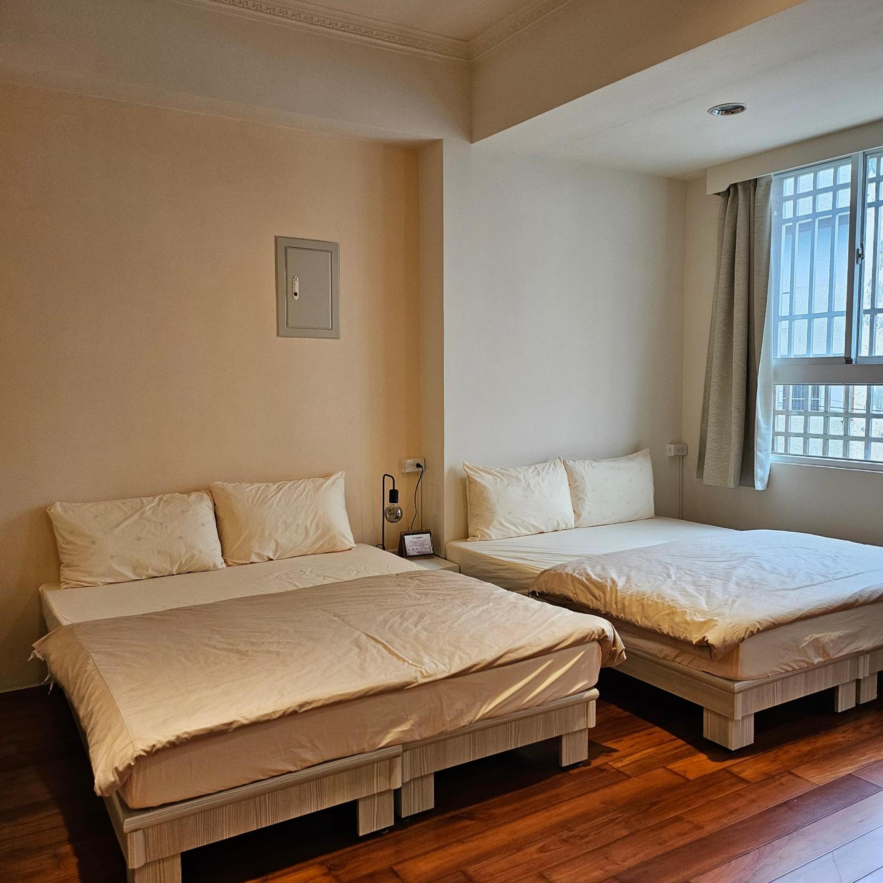 Family Room with Private Bathroom - Photo 3