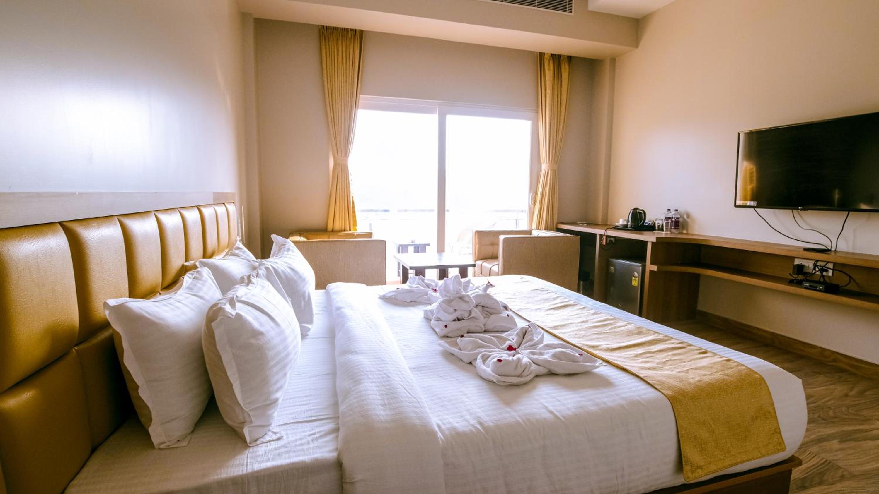 Deluxe Double Room with Balcony photo 3