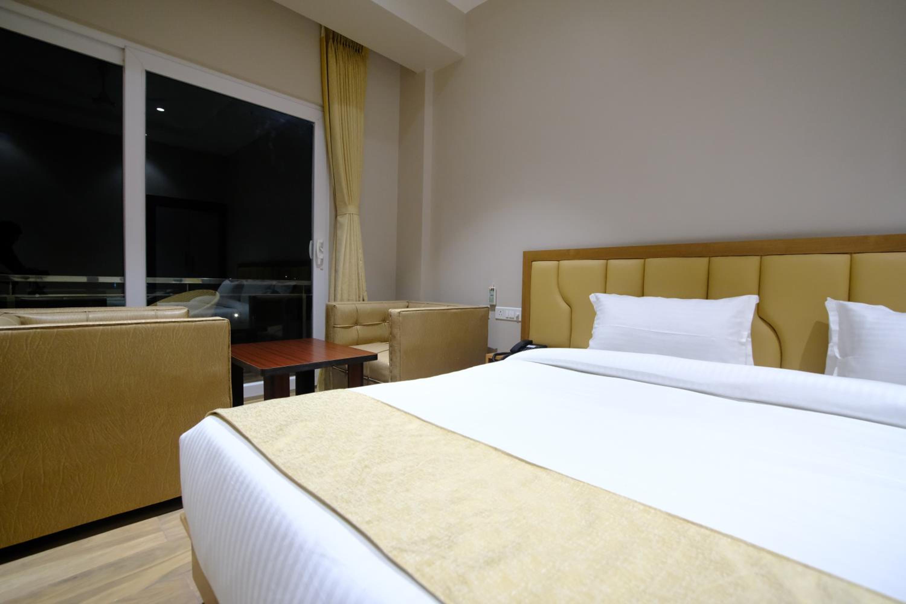 Deluxe Double Room with Balcony photo 2