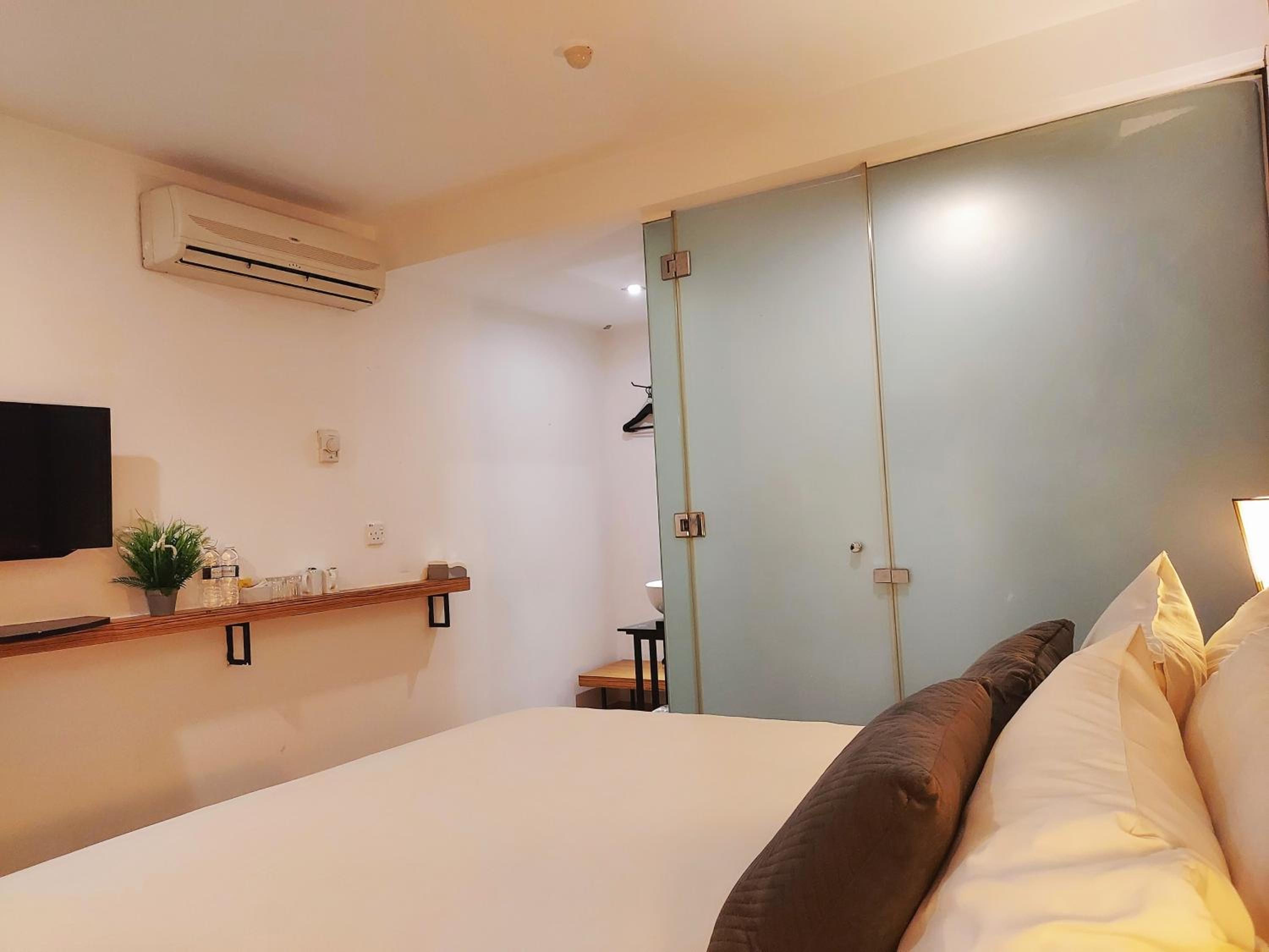 Standard King Room photo 2