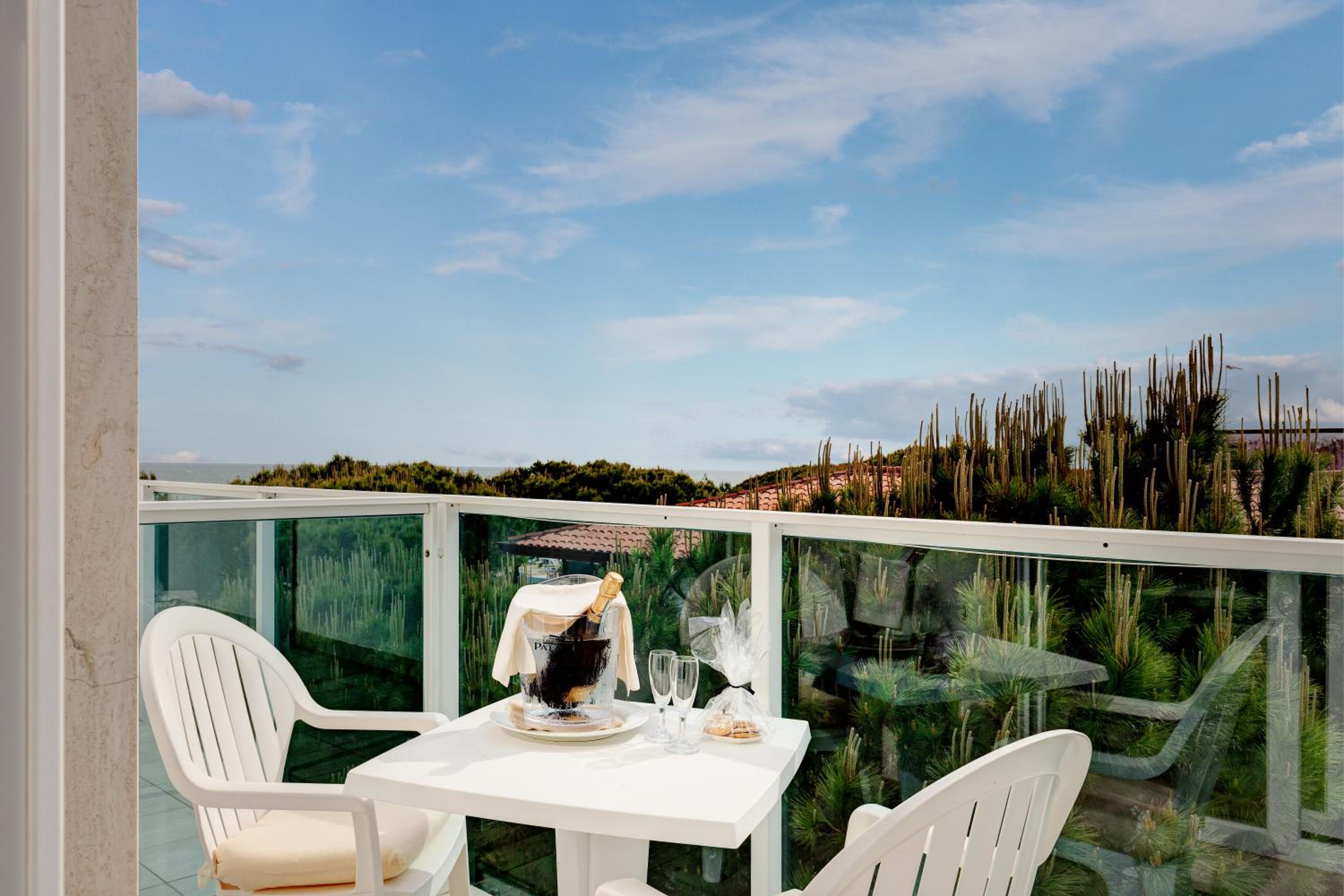 Double or Twin Room with Partial Sea View
