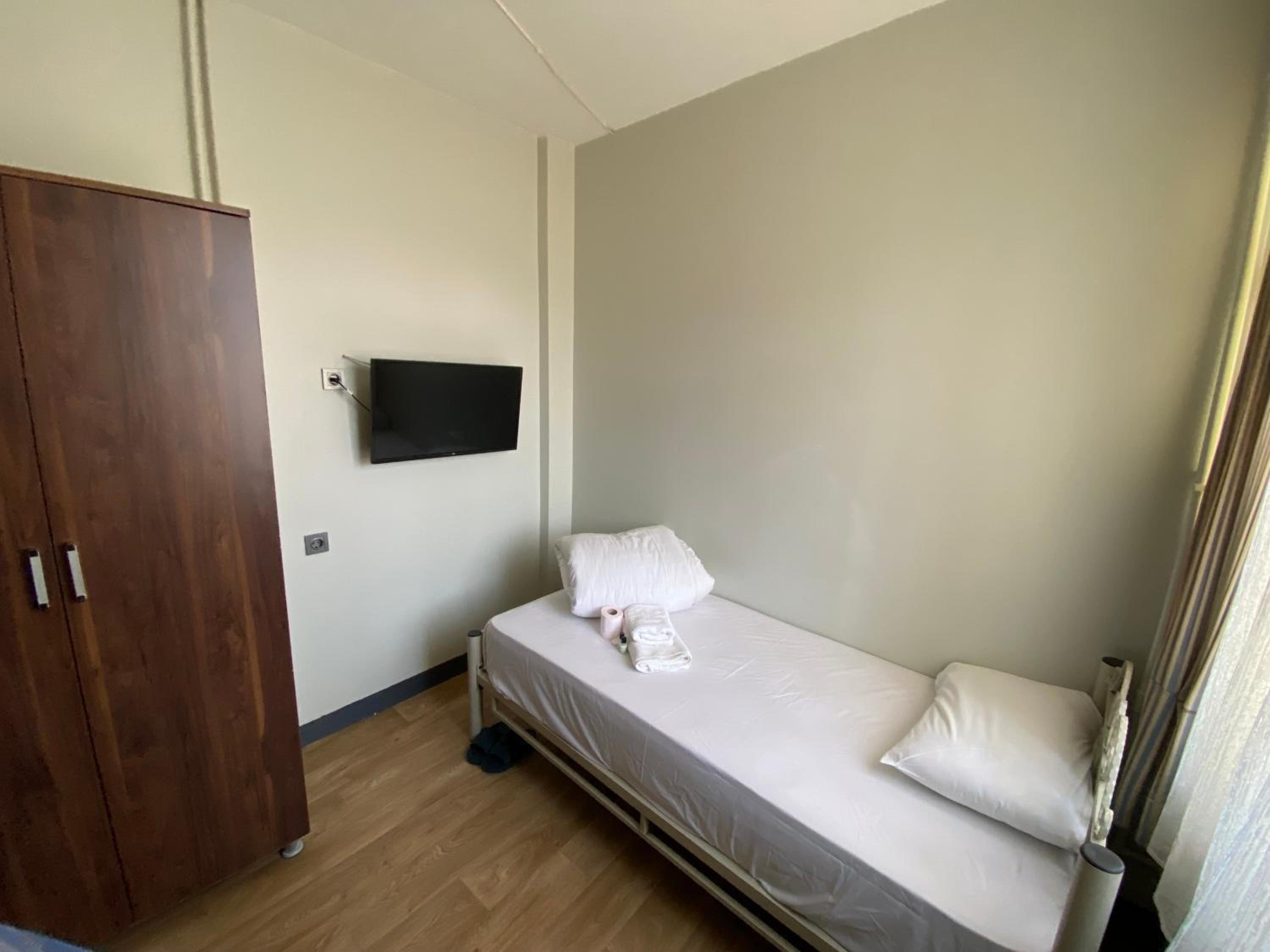 Single Room with Shared Shower and Toilet photo 2