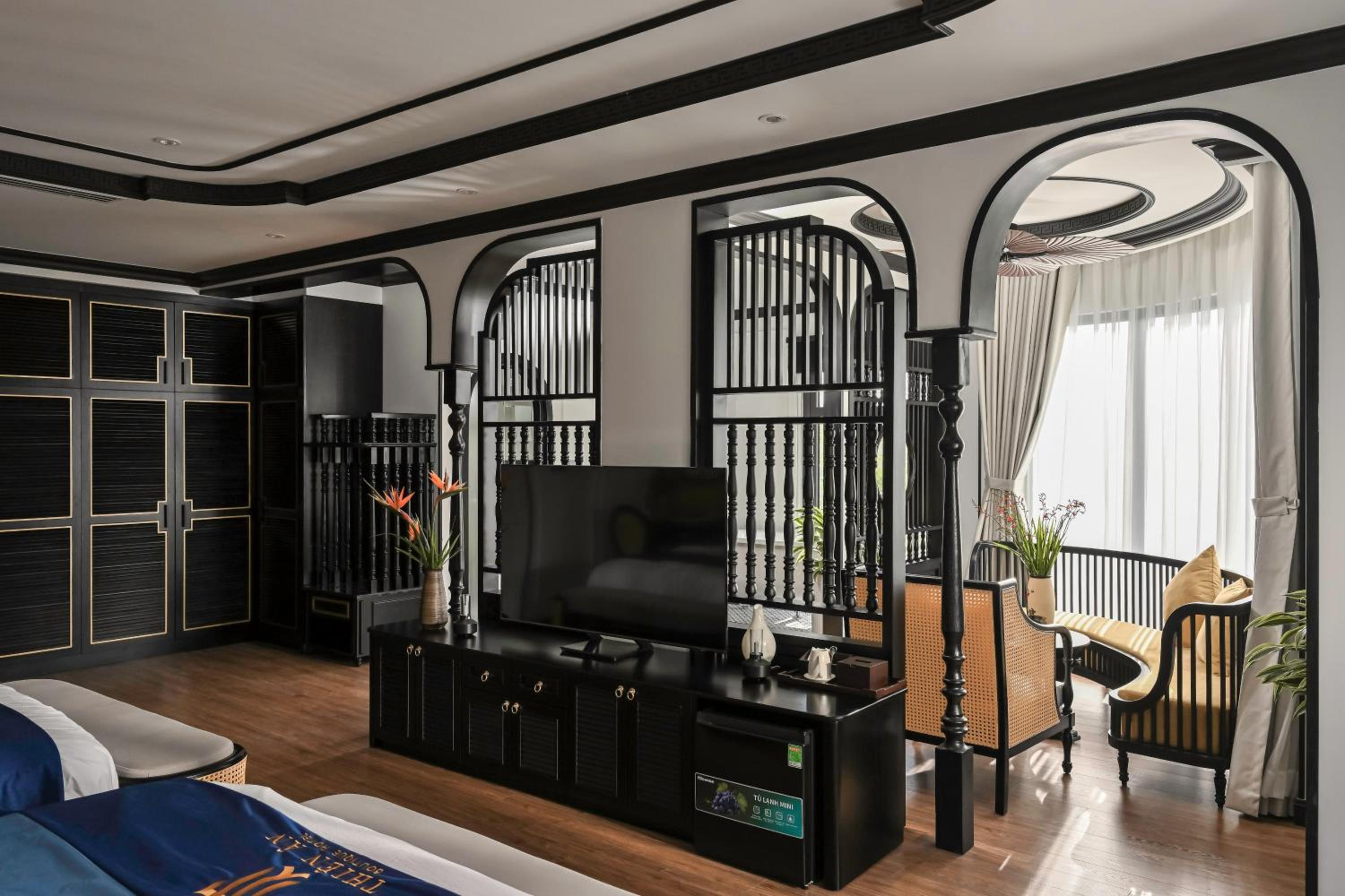 Executive Suite - Photo 2