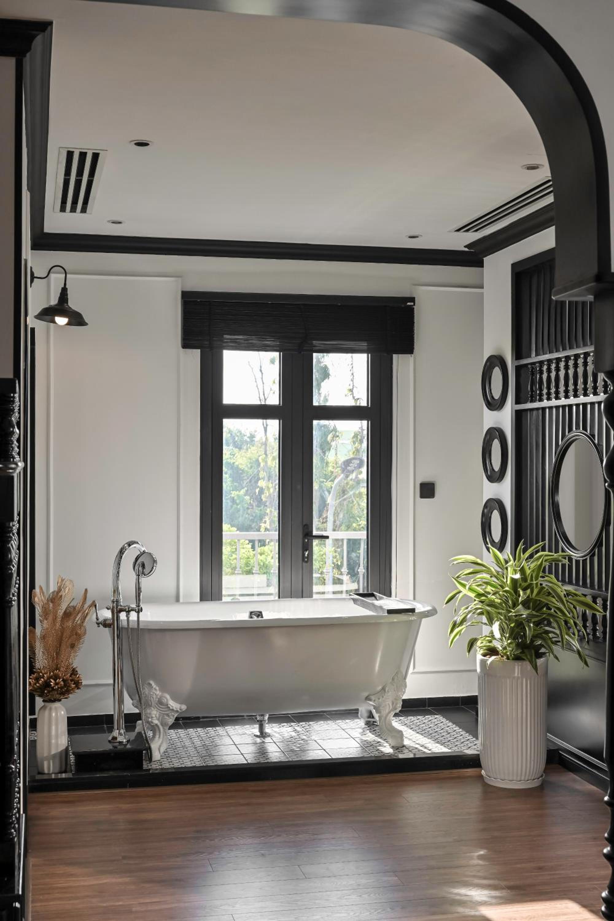 Executive Suite - Photo 5