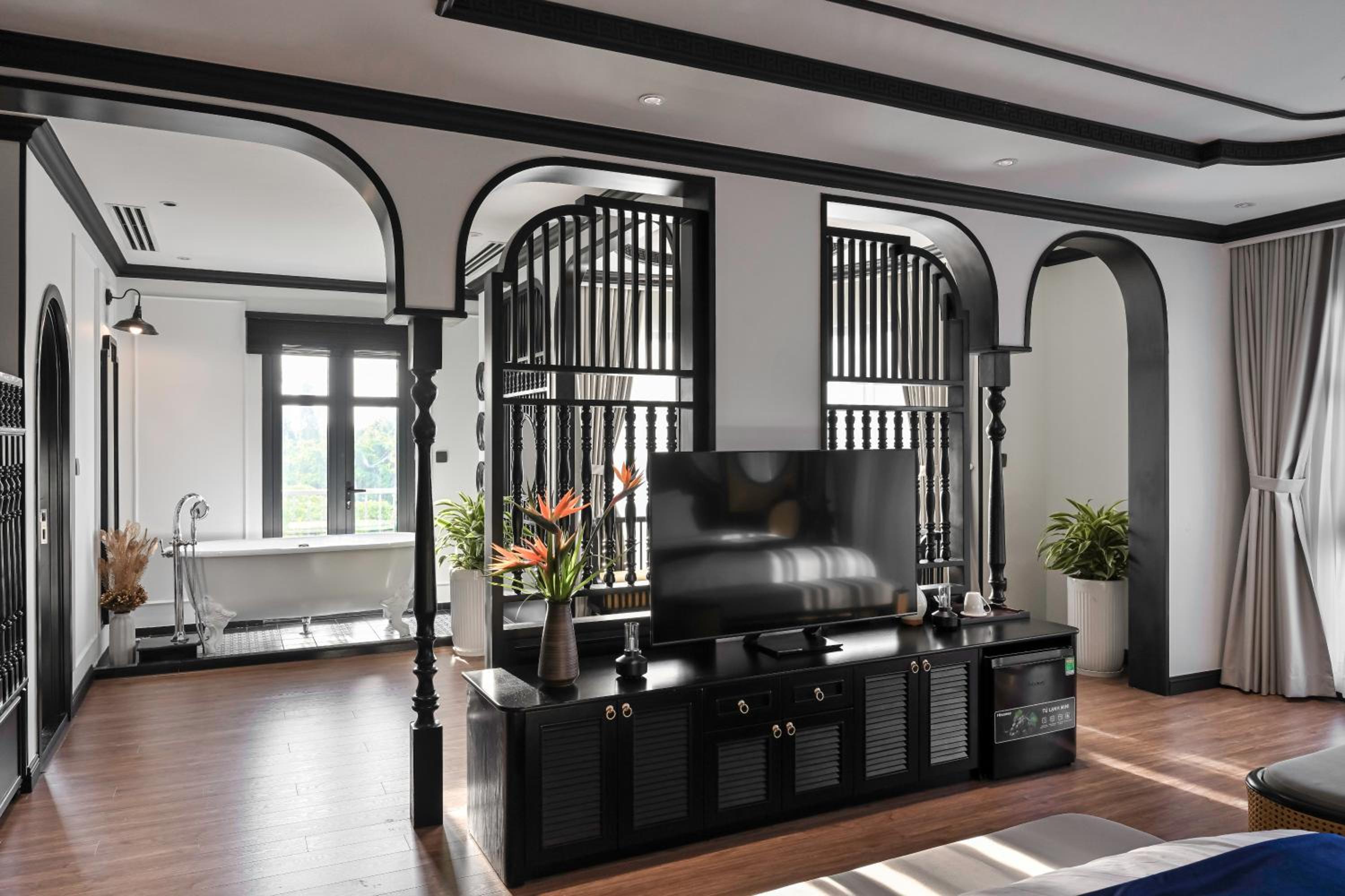 Executive Suite - Photo 6
