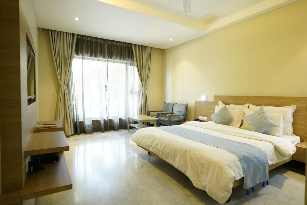 Deluxe Double Room with Balcony photo 3