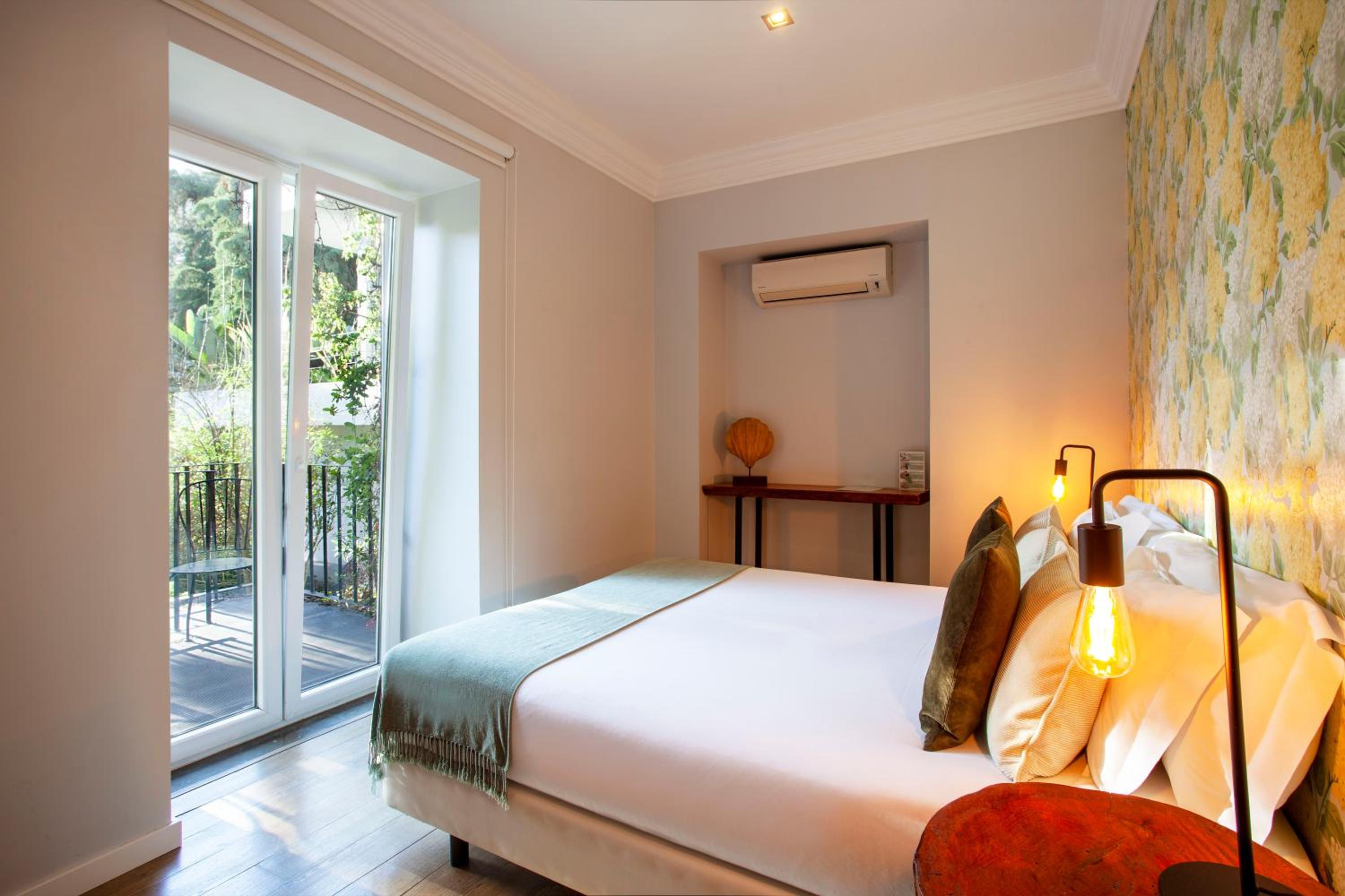 Superior Double Room with Balcony - Photo 9