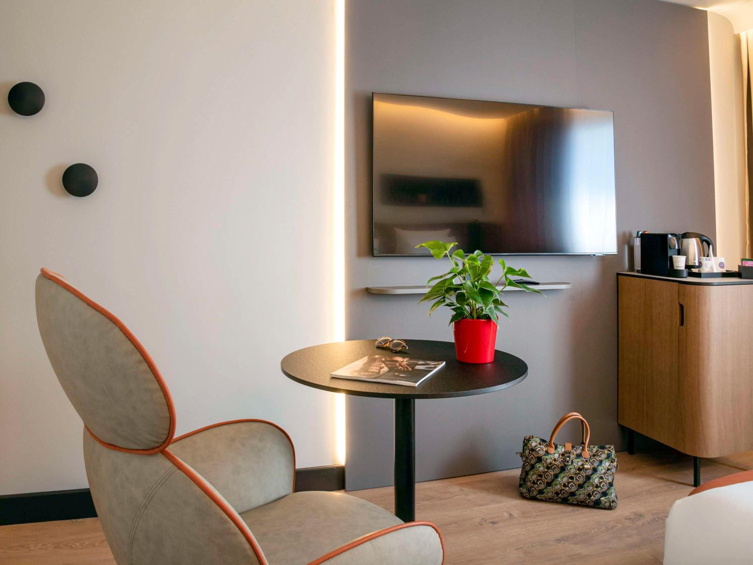 City Business Room - Photo 8