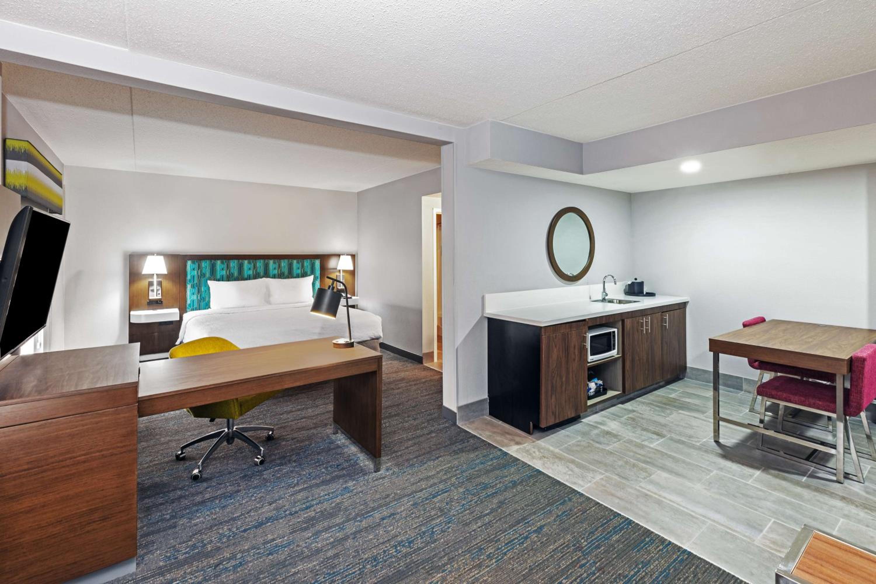 King Suite - Non-Smoking photo 3