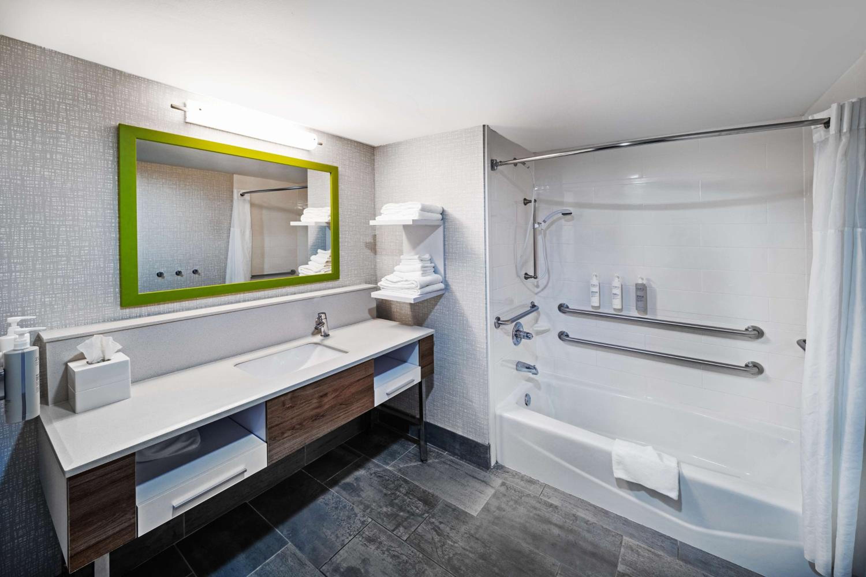 Queen Room with Two Queen Beds and Accessible Tub - Mobility Access photo 3