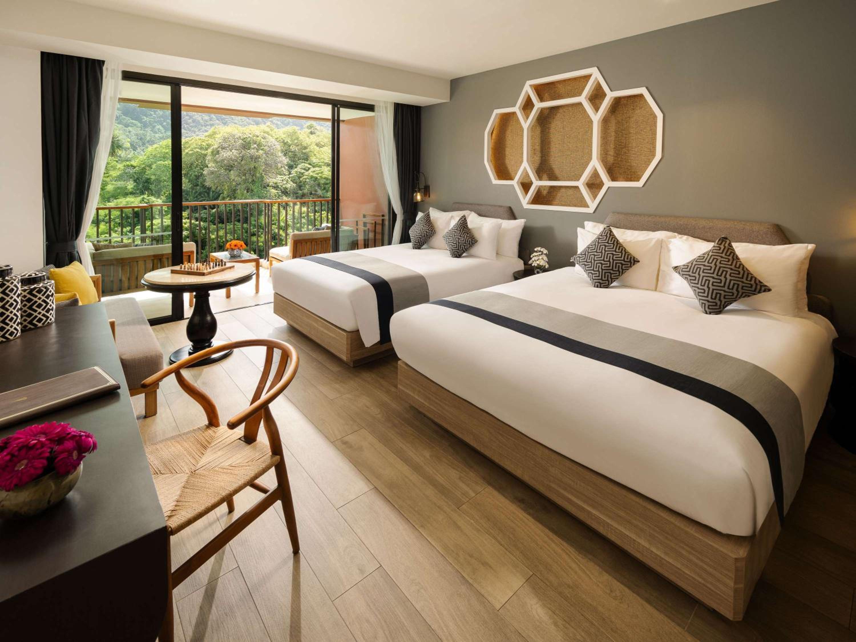 Deluxe Family Room, Mountain View, 1 King Bed and 1 Queen Bed, Balcony photo 3
