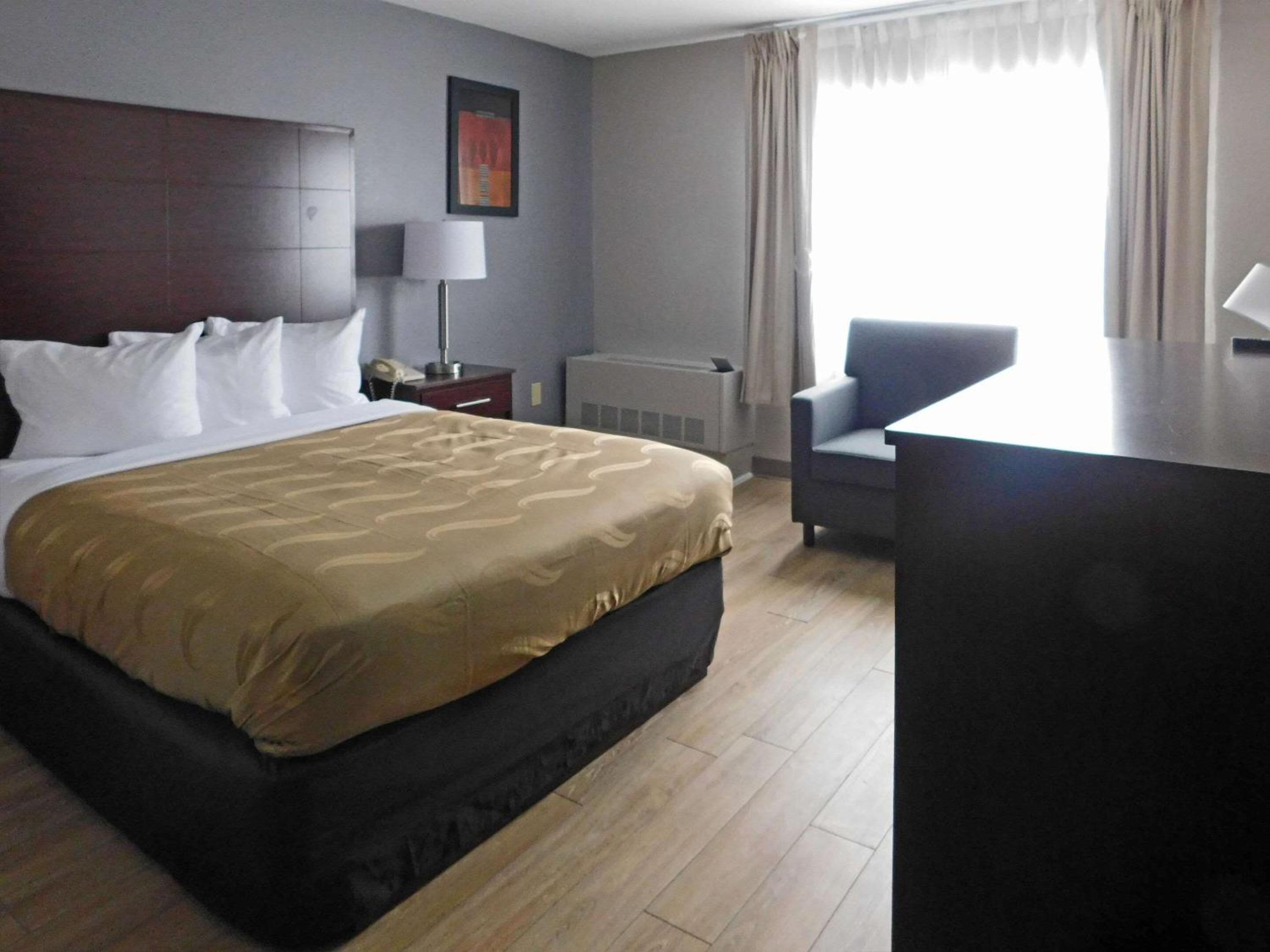 Queen Room Top Floor - Accessible/Non-Smoking - Photo 2