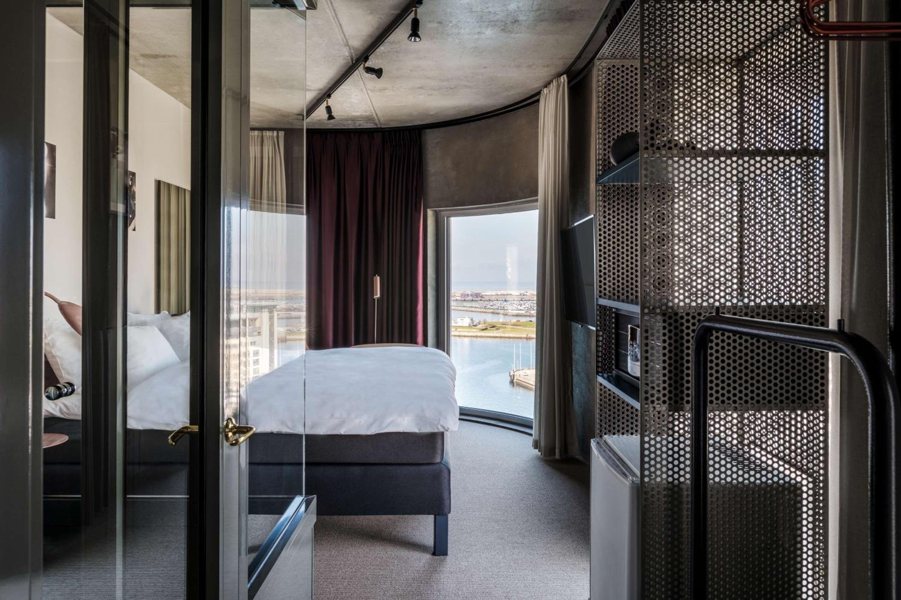 Deluxe King Room with Ocean View photo 3
