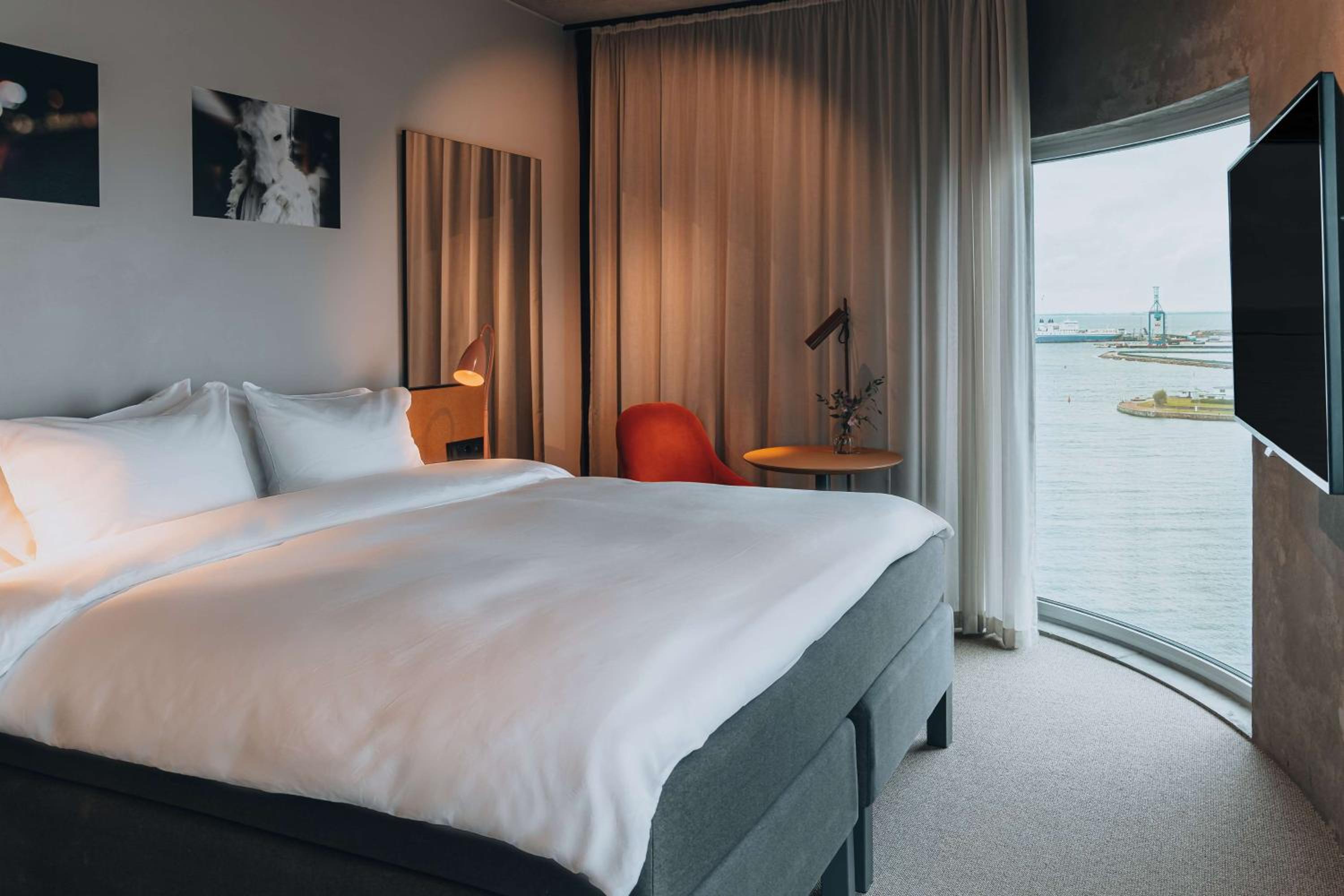 Deluxe King Room with Ocean View photo 2