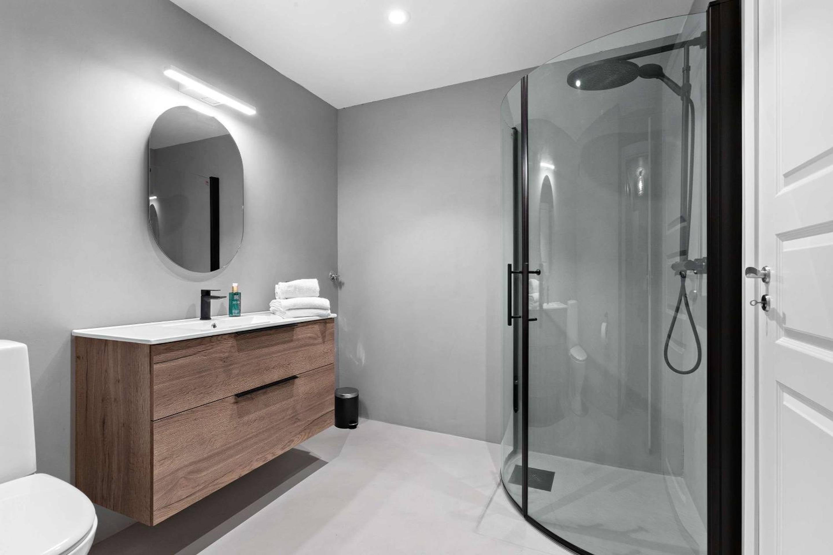 Two-Bedroom Apartment - Non-Smoking - Photo 6