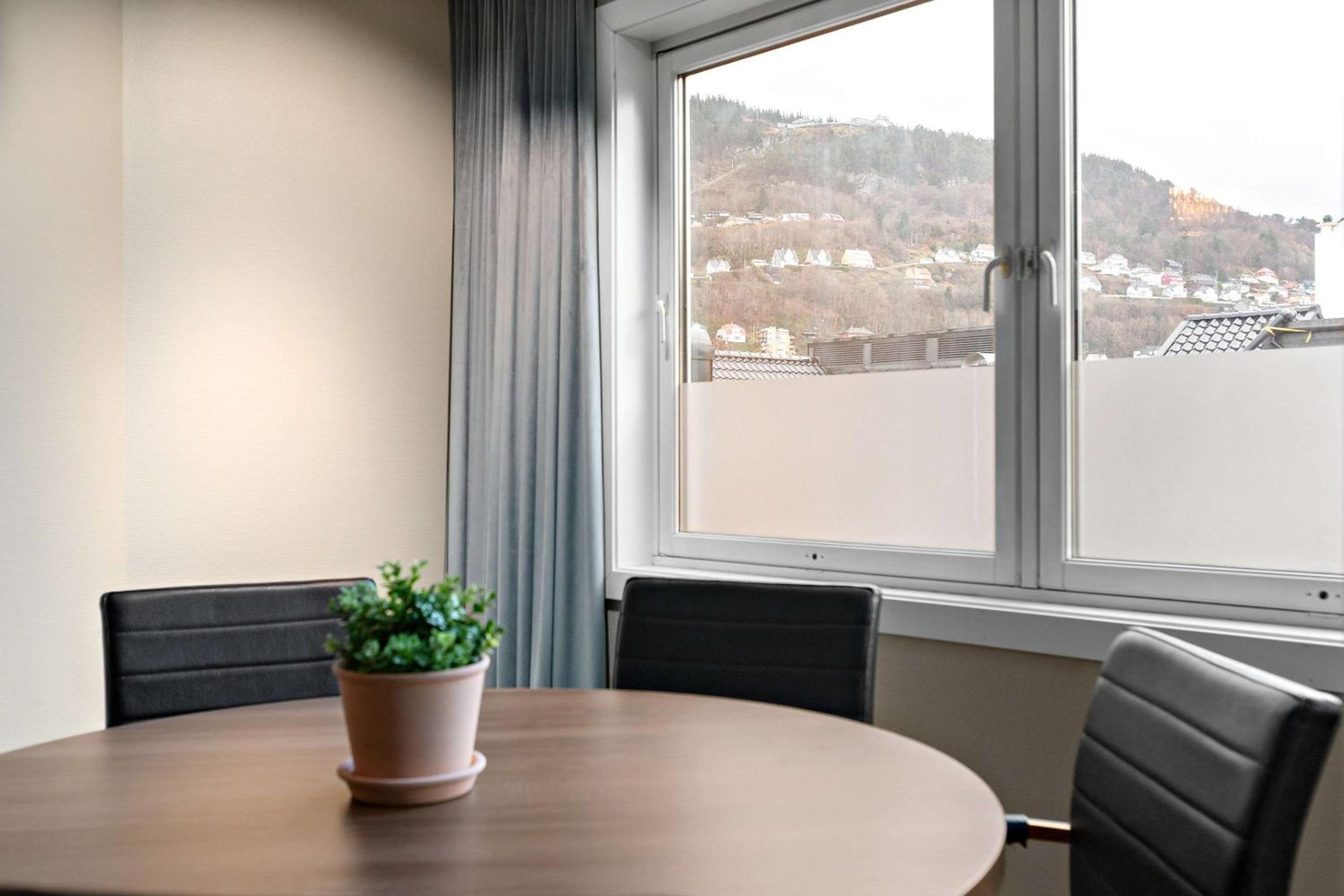 Two-Bedroom Apartment - Non-Smoking - Photo 4